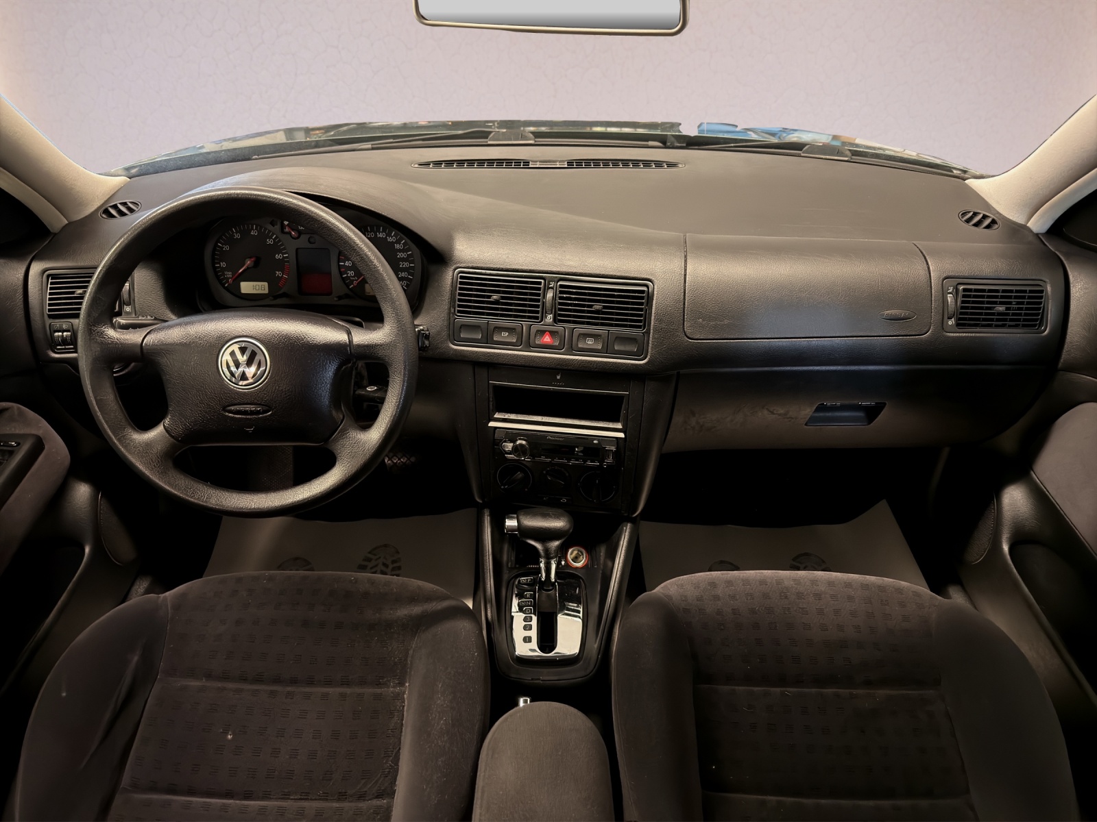 VW Golf 1.6 Automatic-image-12