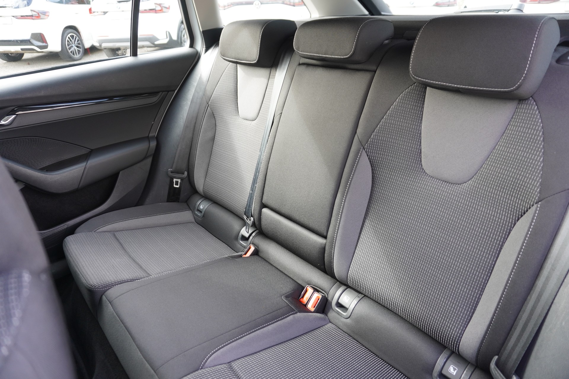SKODA Octavia Combi 2.0 TDI DSG Ambition 4x4-image-13