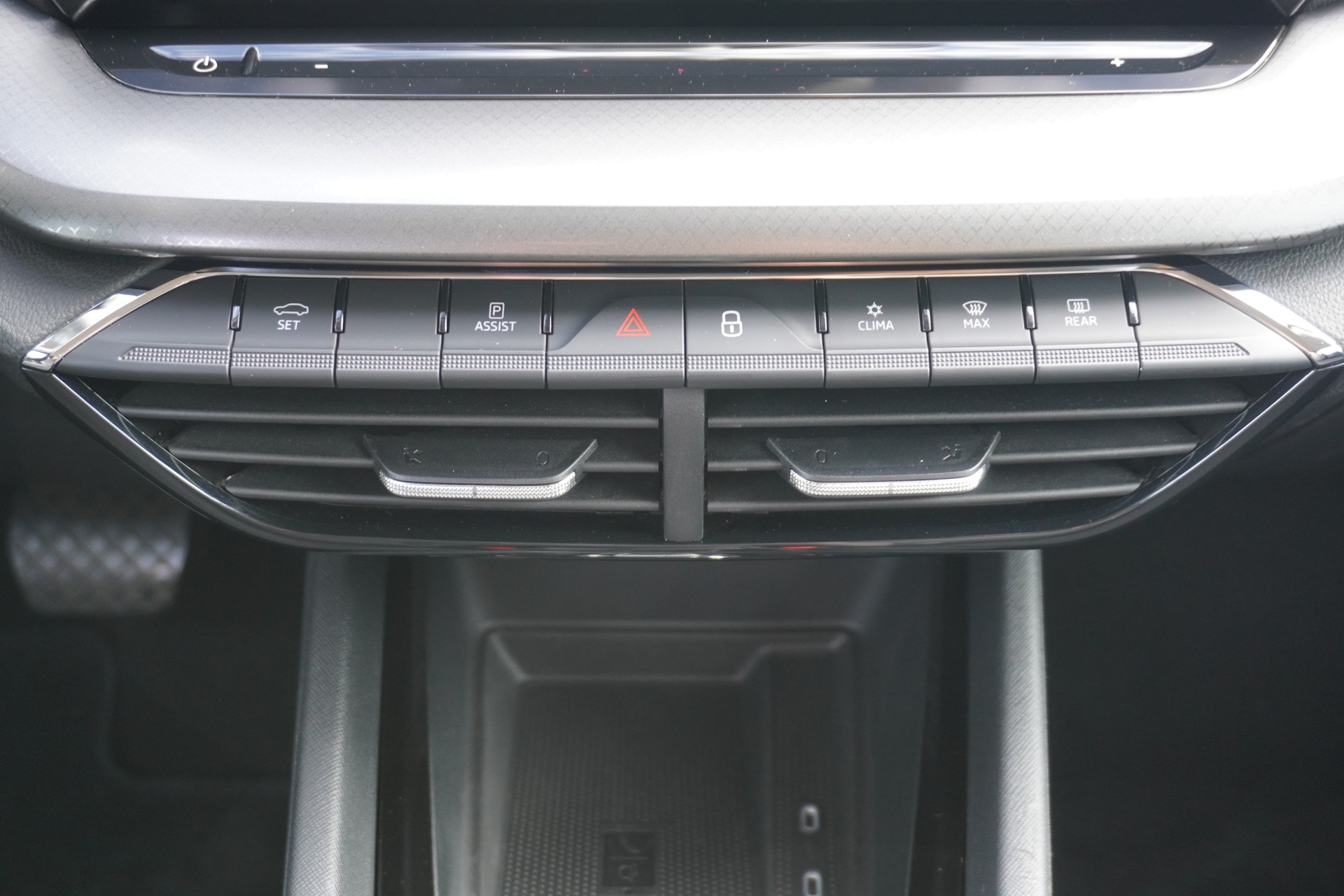 SKODA Octavia Combi 2.0 TDI DSG Ambition 4x4-image-17