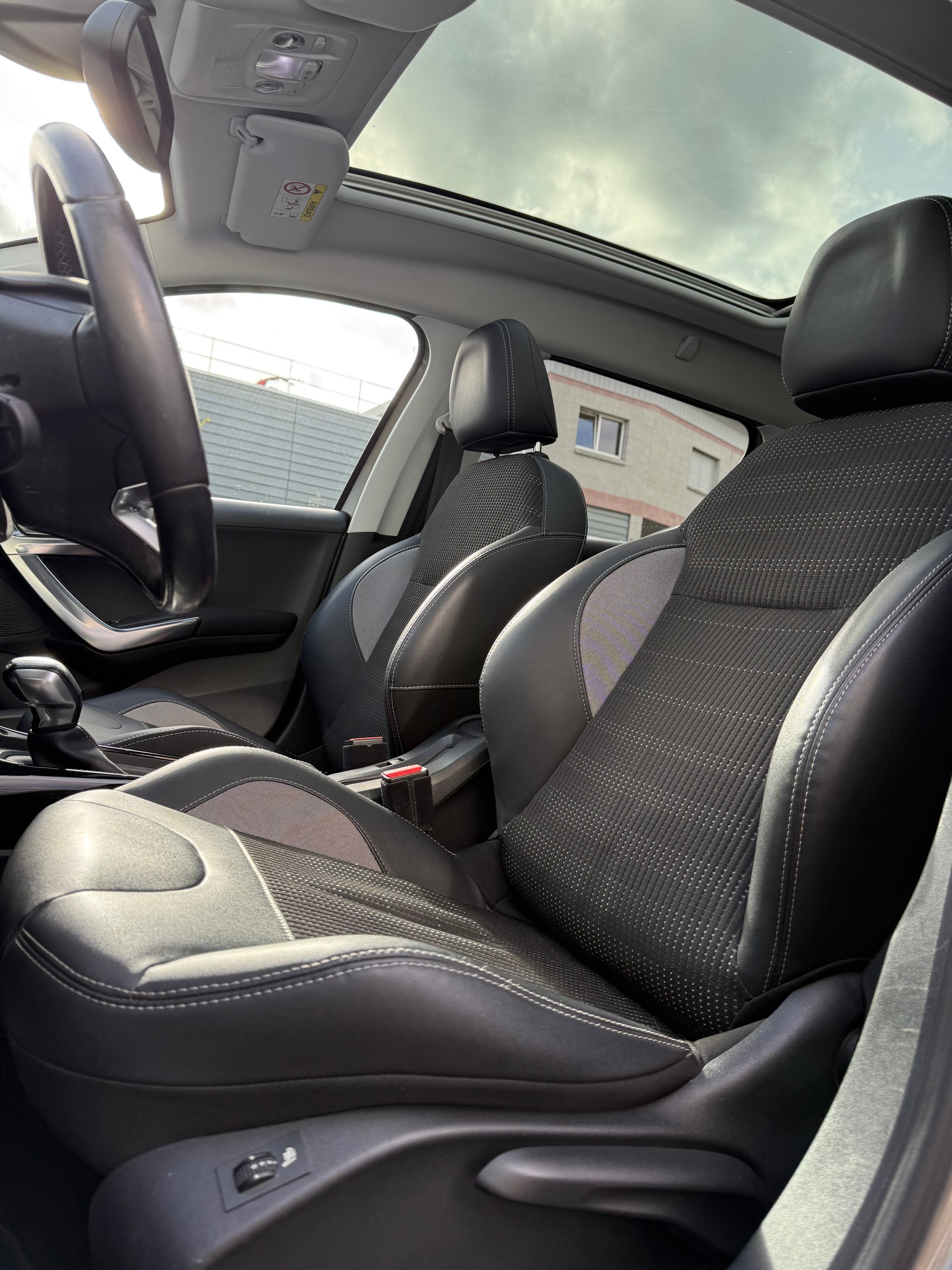 PEUGEOT 2008 1.6 BlueHDi Allure-image-11
