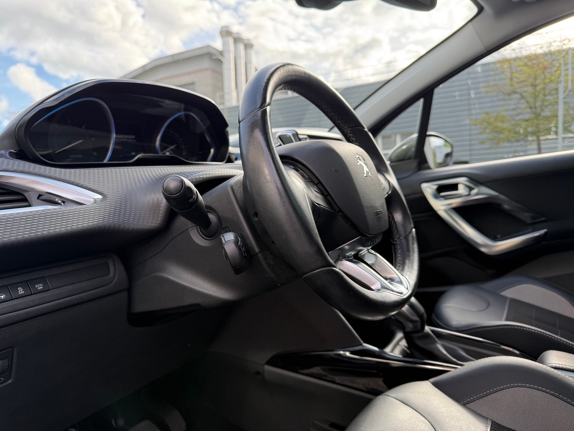 PEUGEOT 2008 1.6 BlueHDi Allure-image-10