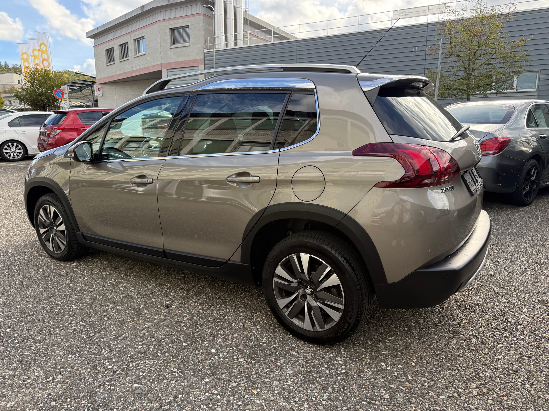 PEUGEOT 2008 1.6 BlueHDi Allure-image-3