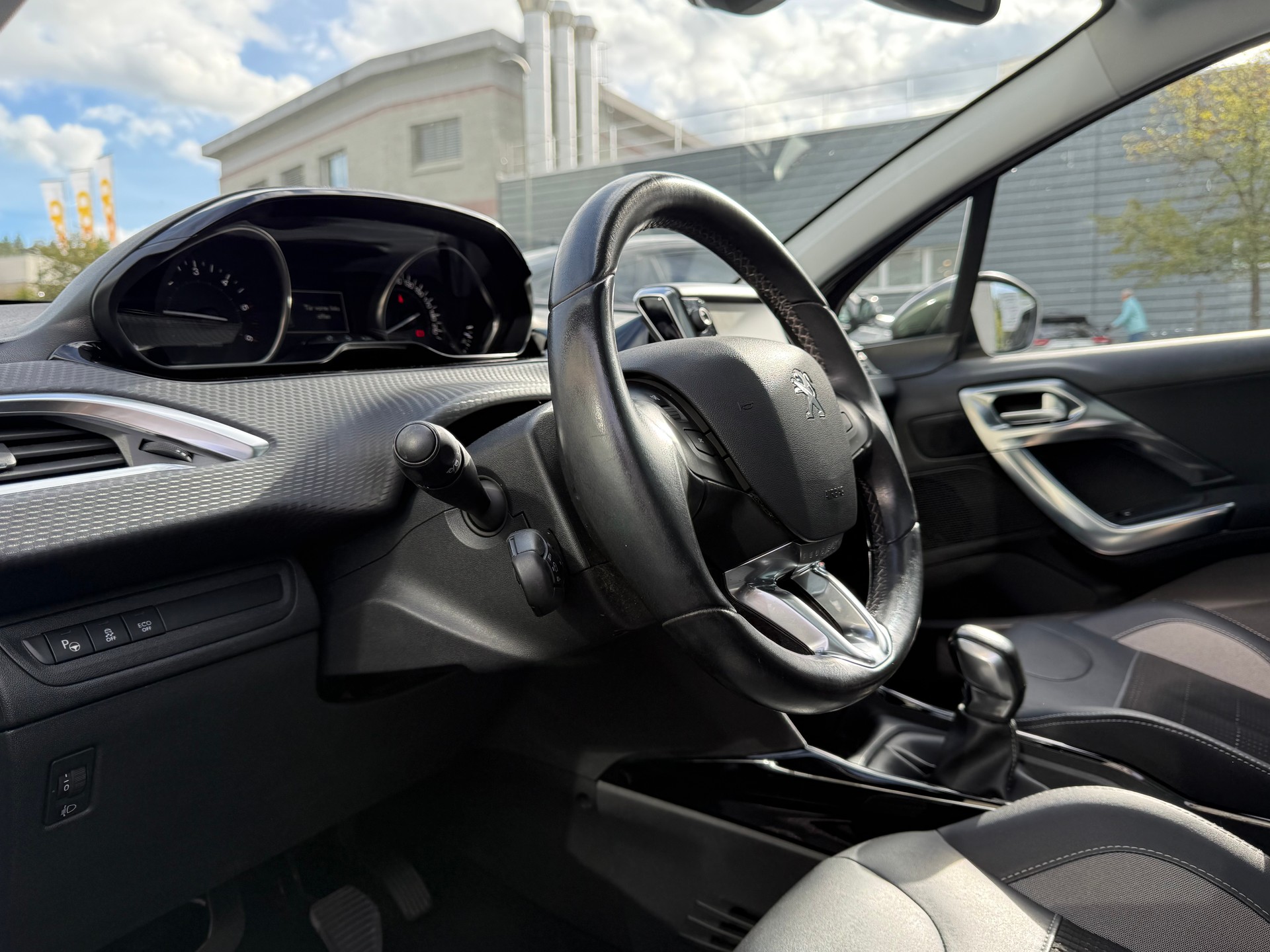 PEUGEOT 2008 1.6 BlueHDi Allure-image-16