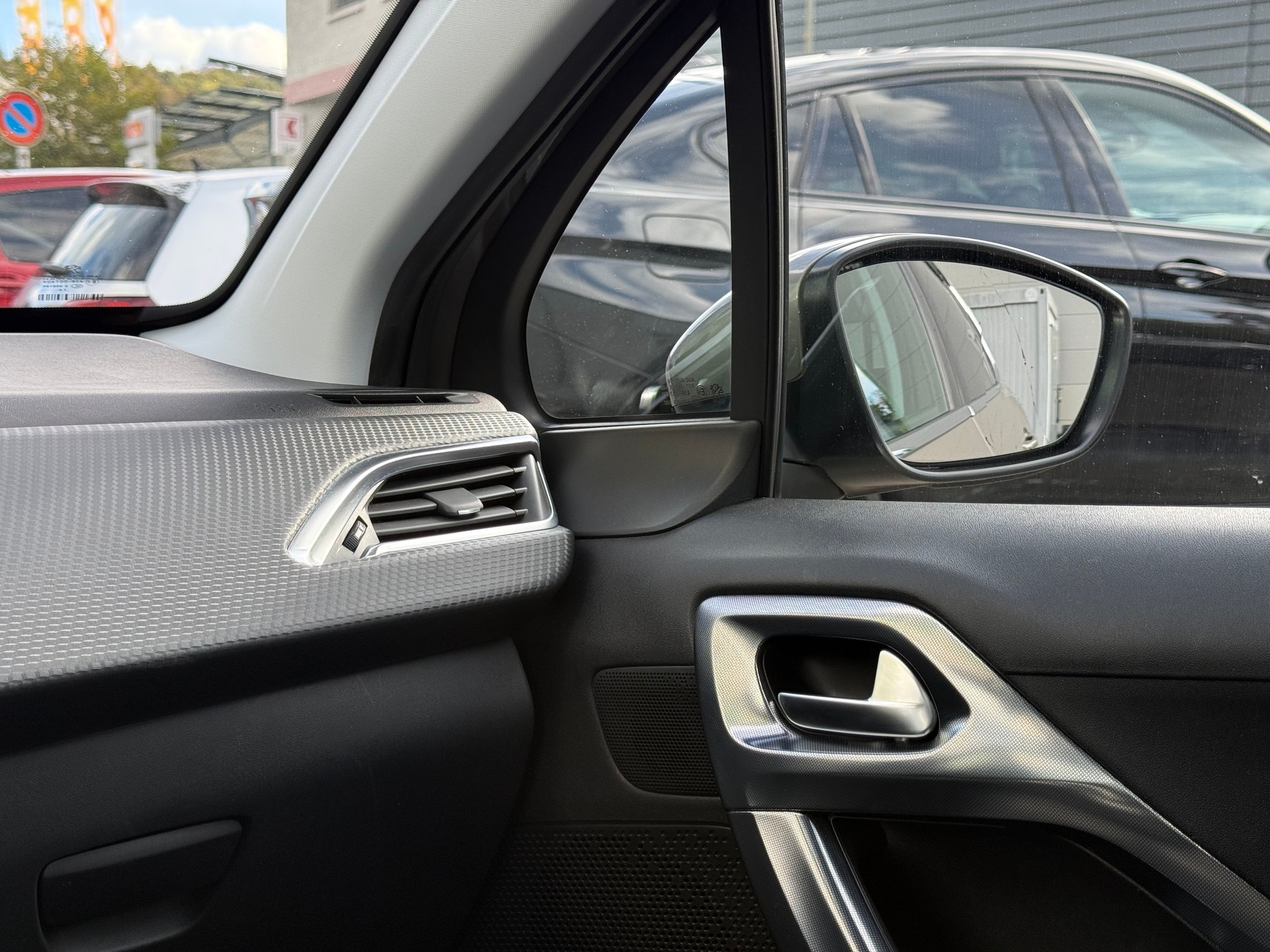 PEUGEOT 2008 1.6 BlueHDi Allure-image-17