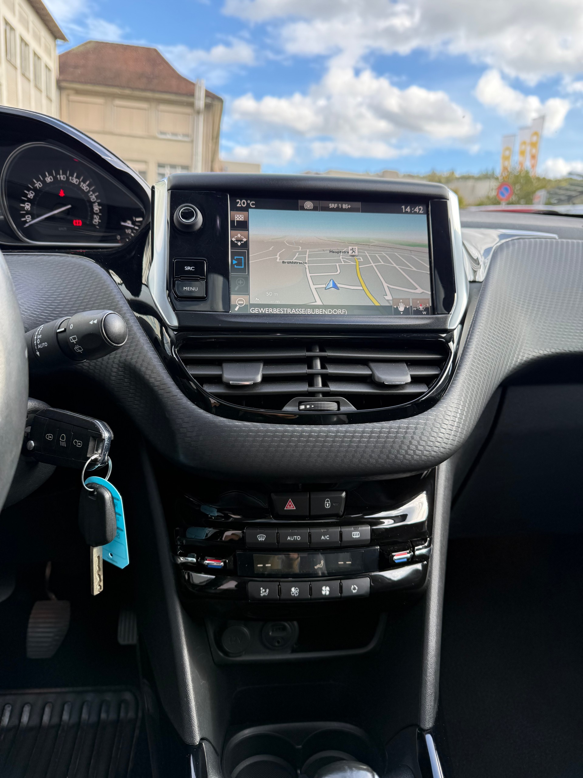 PEUGEOT 2008 1.6 BlueHDi Allure-image-15