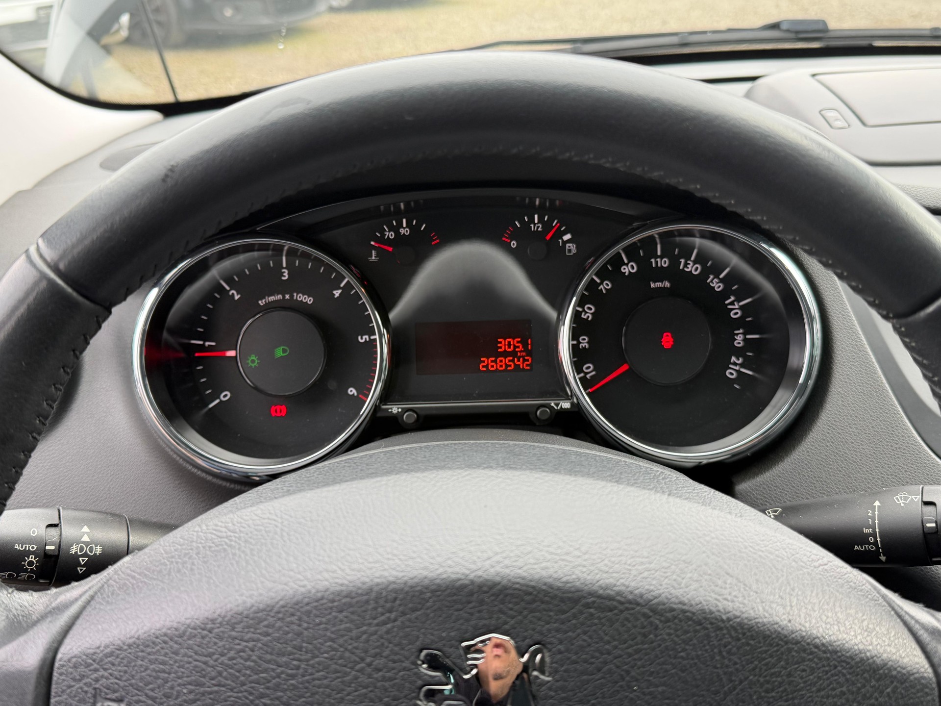PEUGEOT 5008 2.0 HDI Style-image-3