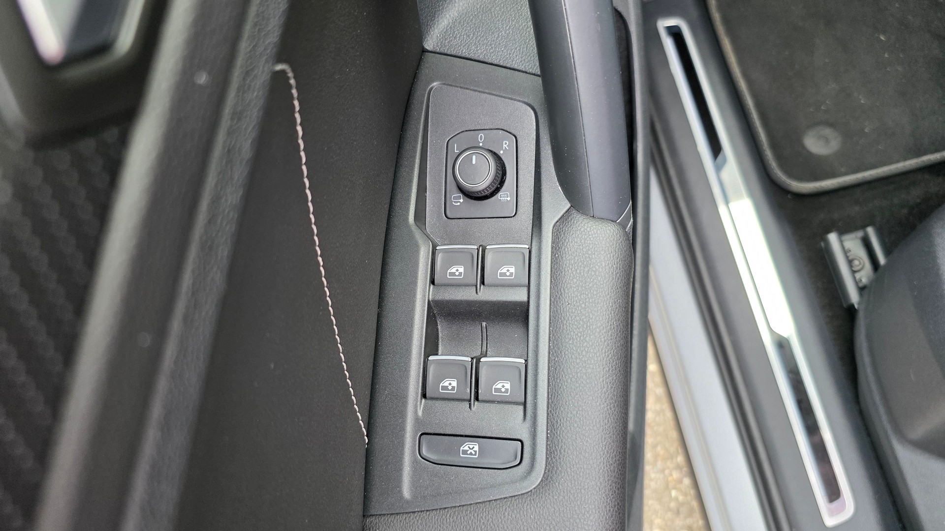 VW Tiguan 2.0TSI R-Line 4Motion DSG-image-30