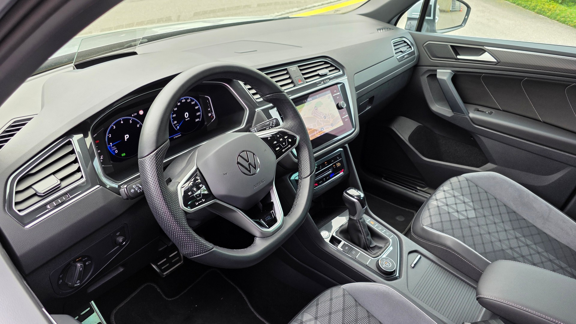 VW Tiguan 2.0TSI R-Line 4Motion DSG-image-15