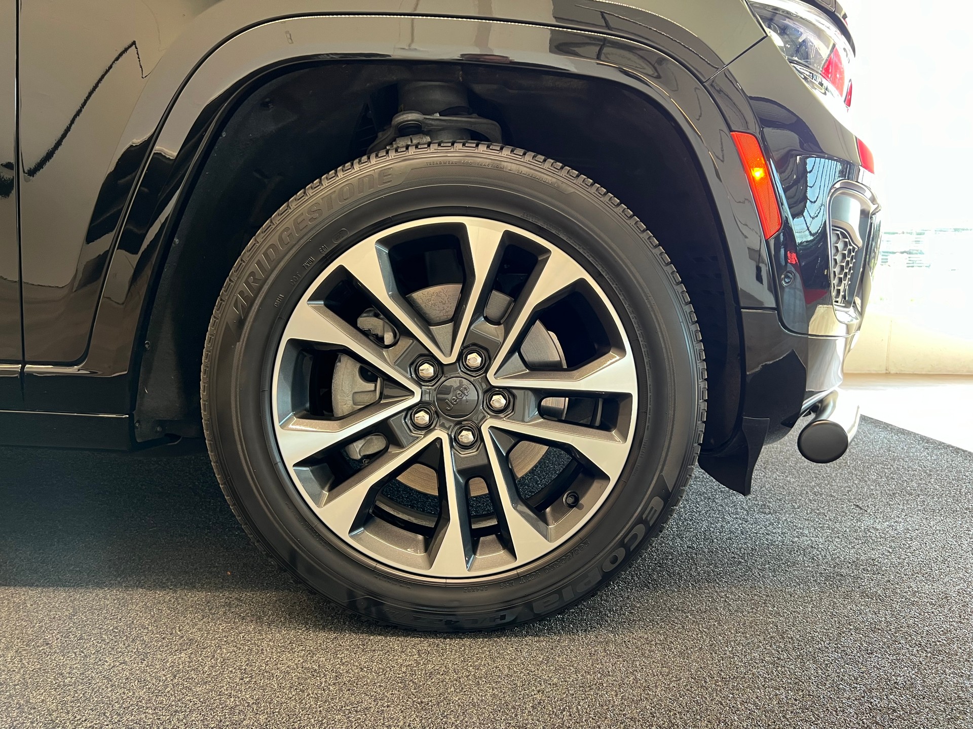 JEEP Overland L 5.7 V8 364PS-image-4