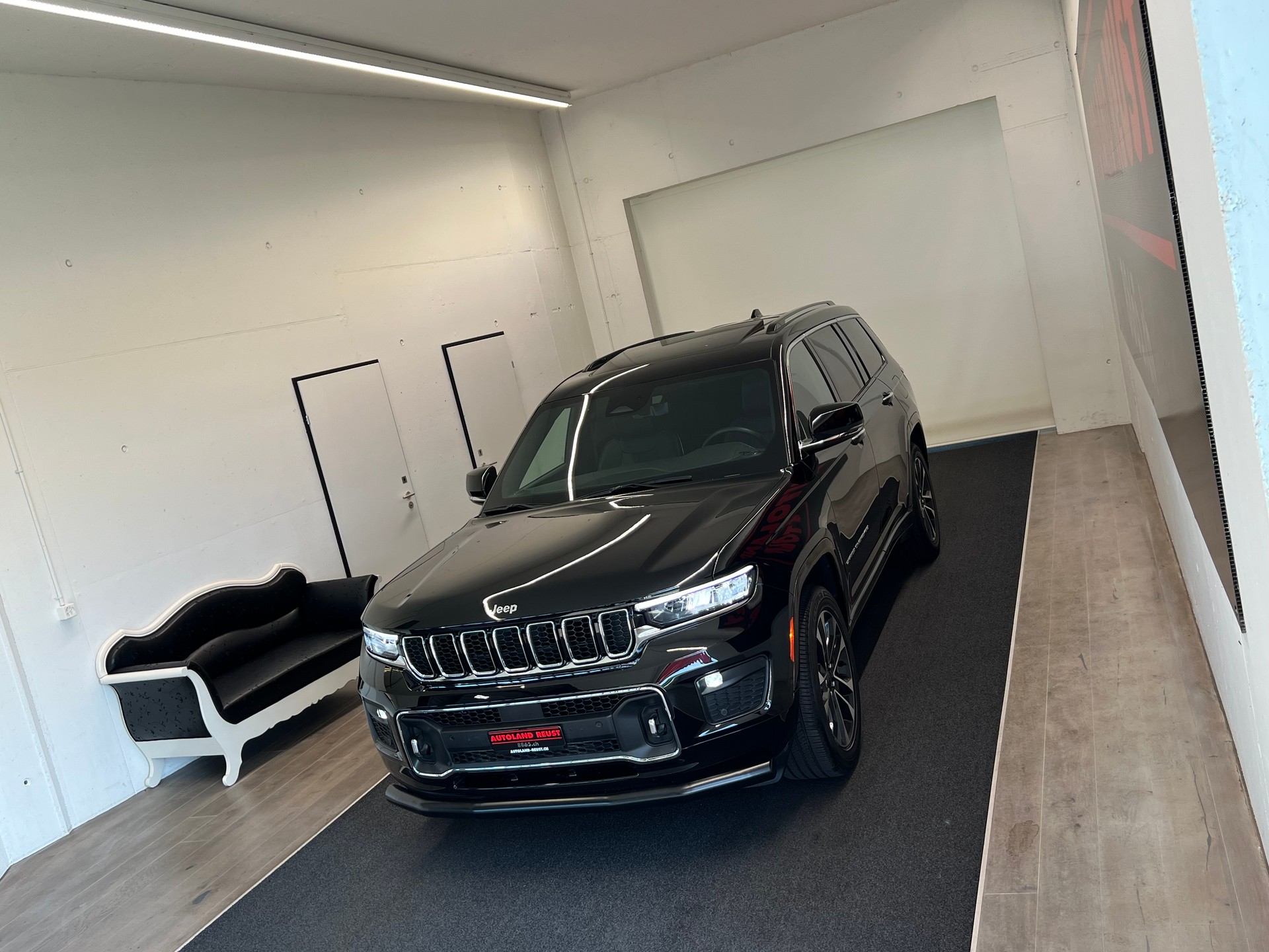 JEEP Overland L 5.7 V8 364PS-image-2