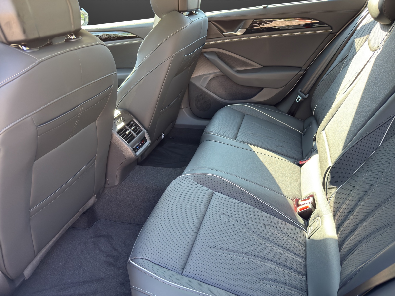 VW Passat Variant 2.0 TDI evo Business DSG-image-8