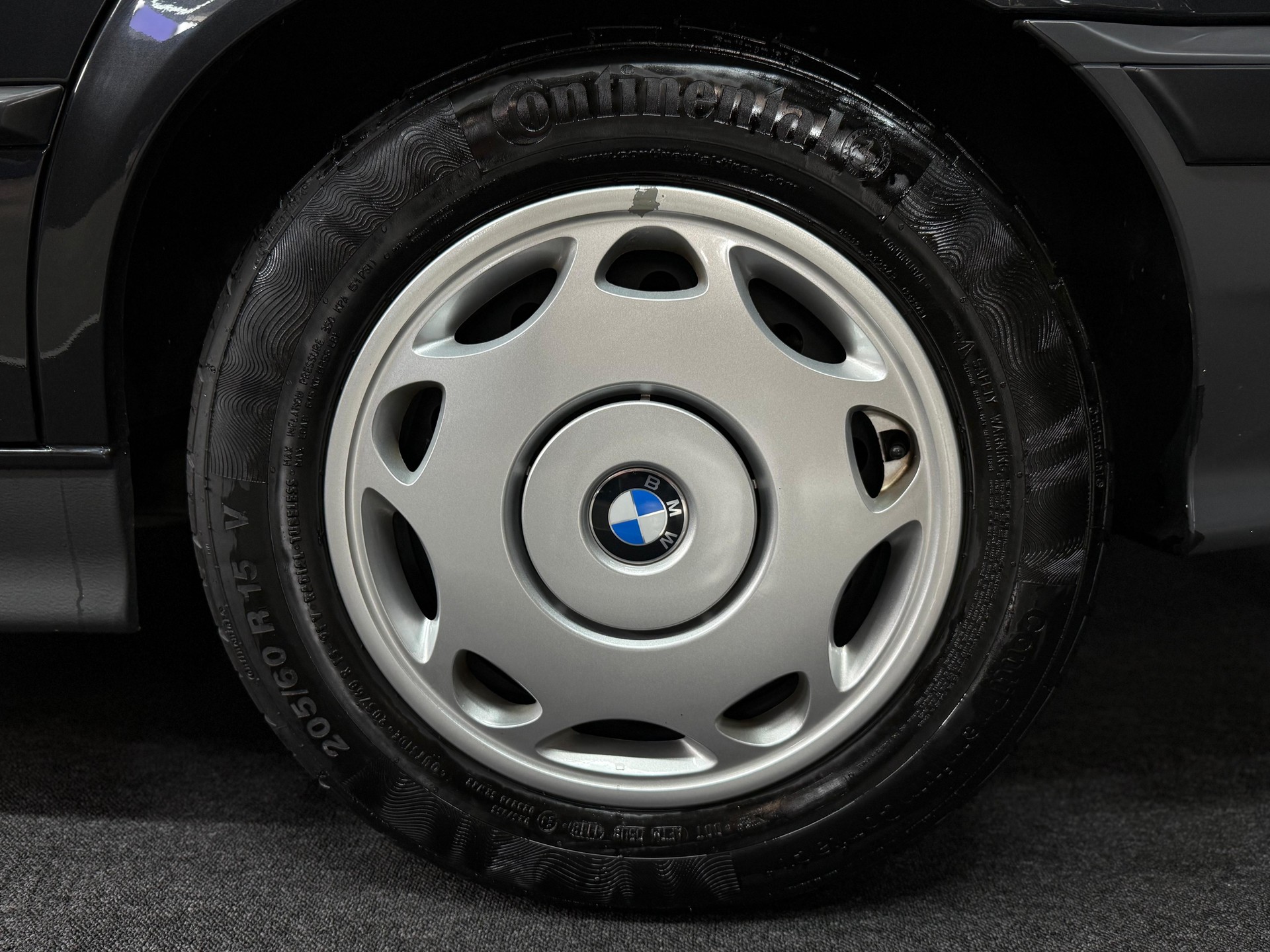 BMW 320i A ABS *Veteranenfahrzeug *Aus erster Hand * Stets bei BMW gewartet* hat immer in der Garage gestanden.-image-4