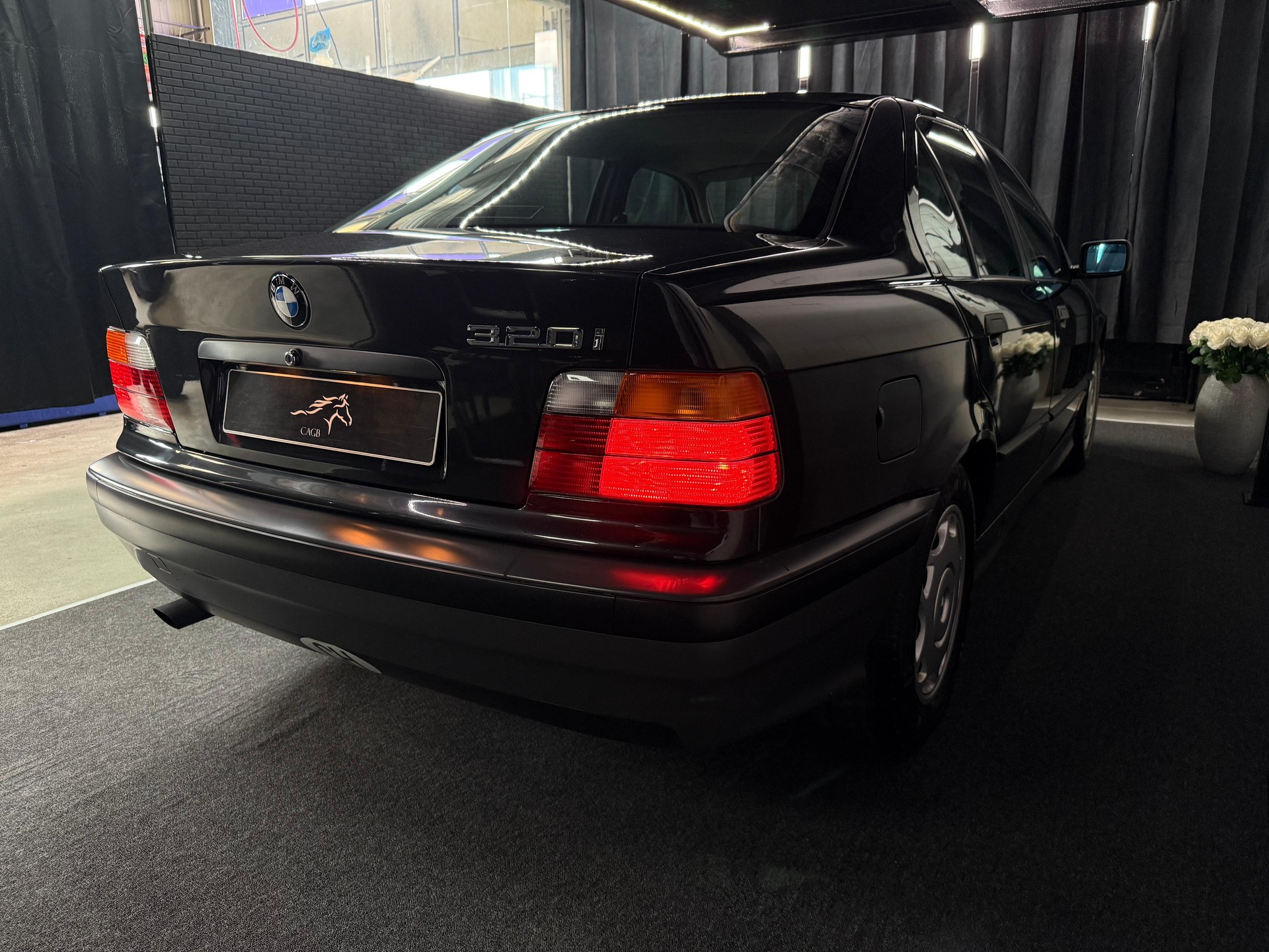 BMW 320i A ABS *Veteranenfahrzeug *Aus erster Hand * Stets bei BMW gewartet* hat immer in der Garage gestanden.-image-5