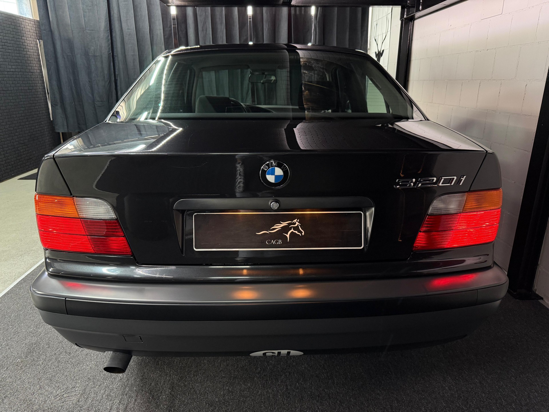 BMW 320i A ABS *Veteranenfahrzeug *Aus erster Hand * Stets bei BMW gewartet* hat immer in der Garage gestanden.-image-8