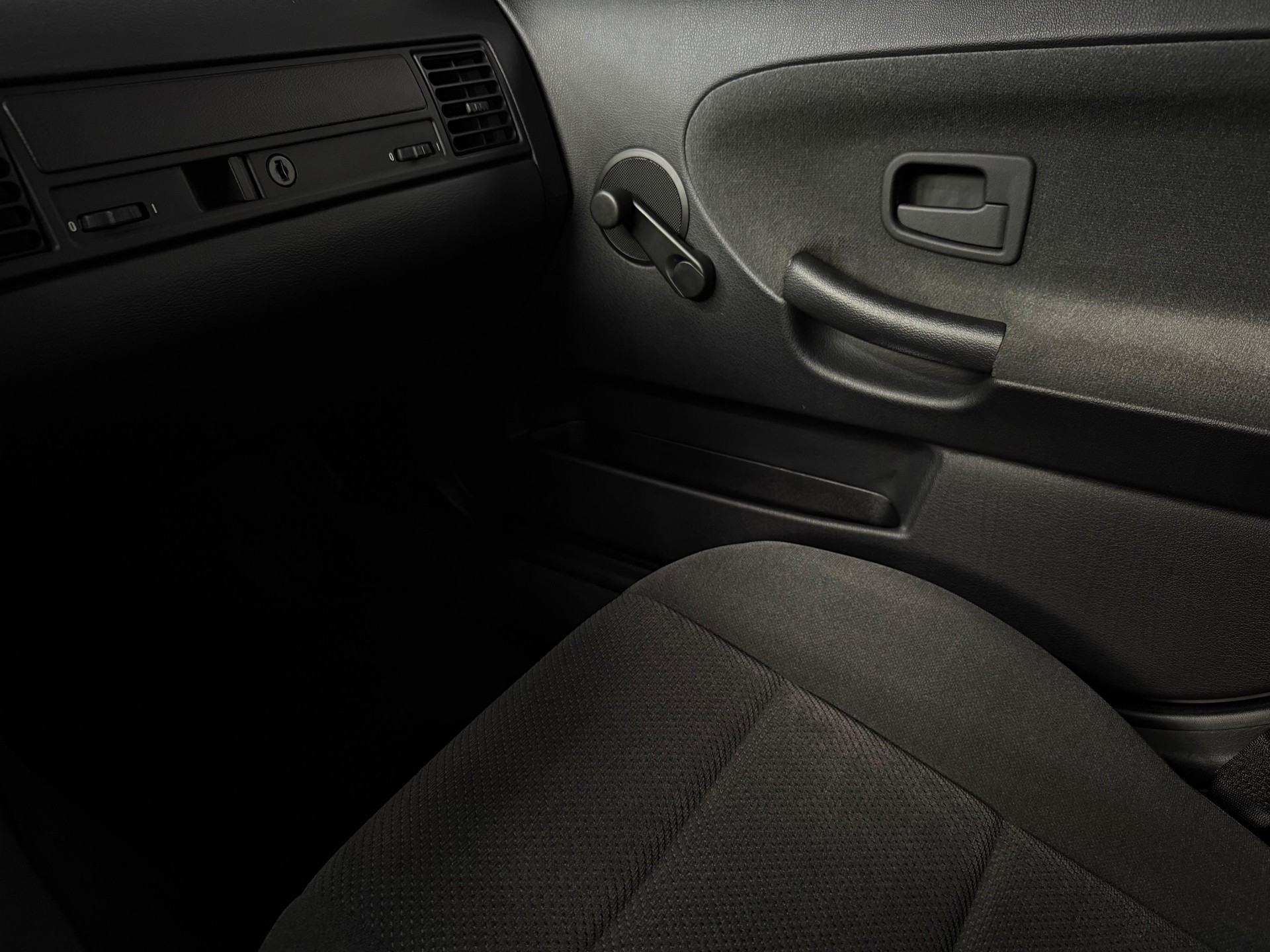 BMW 320i A ABS *Veteranenfahrzeug *Aus erster Hand * Stets bei BMW gewartet* hat immer in der Garage gestanden.-image-17