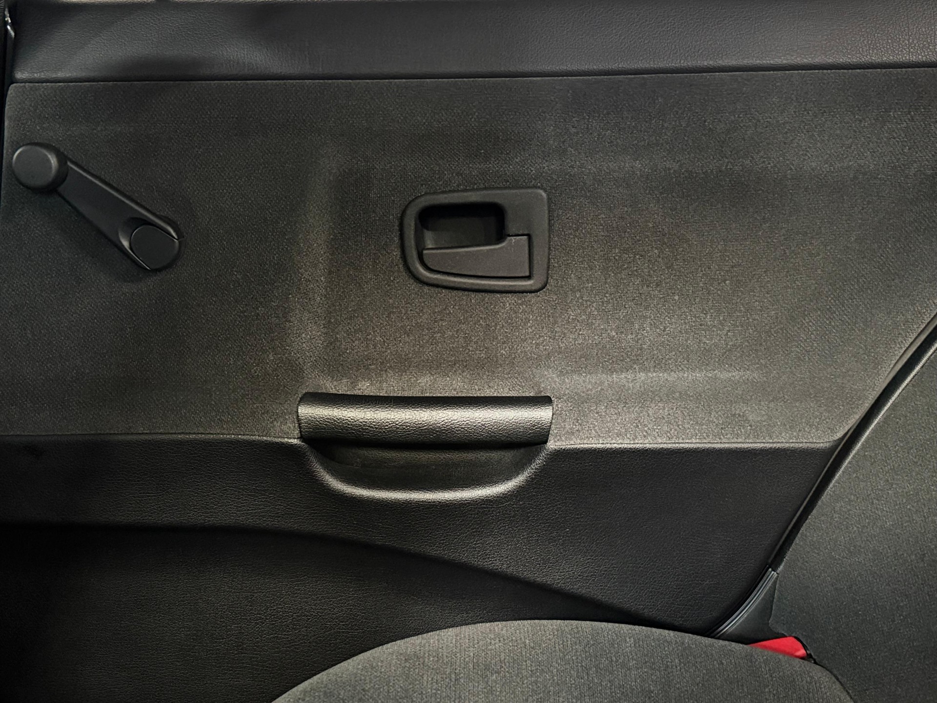 BMW 320i A ABS *Veteranenfahrzeug *Aus erster Hand * Stets bei BMW gewartet* hat immer in der Garage gestanden.-image-12