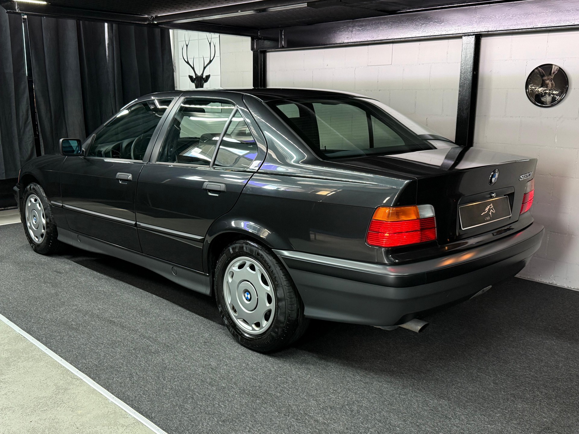 BMW 320i A ABS *Veteranenfahrzeug *Aus erster Hand * Stets bei BMW gewartet* hat immer in der Garage gestanden.-image-3