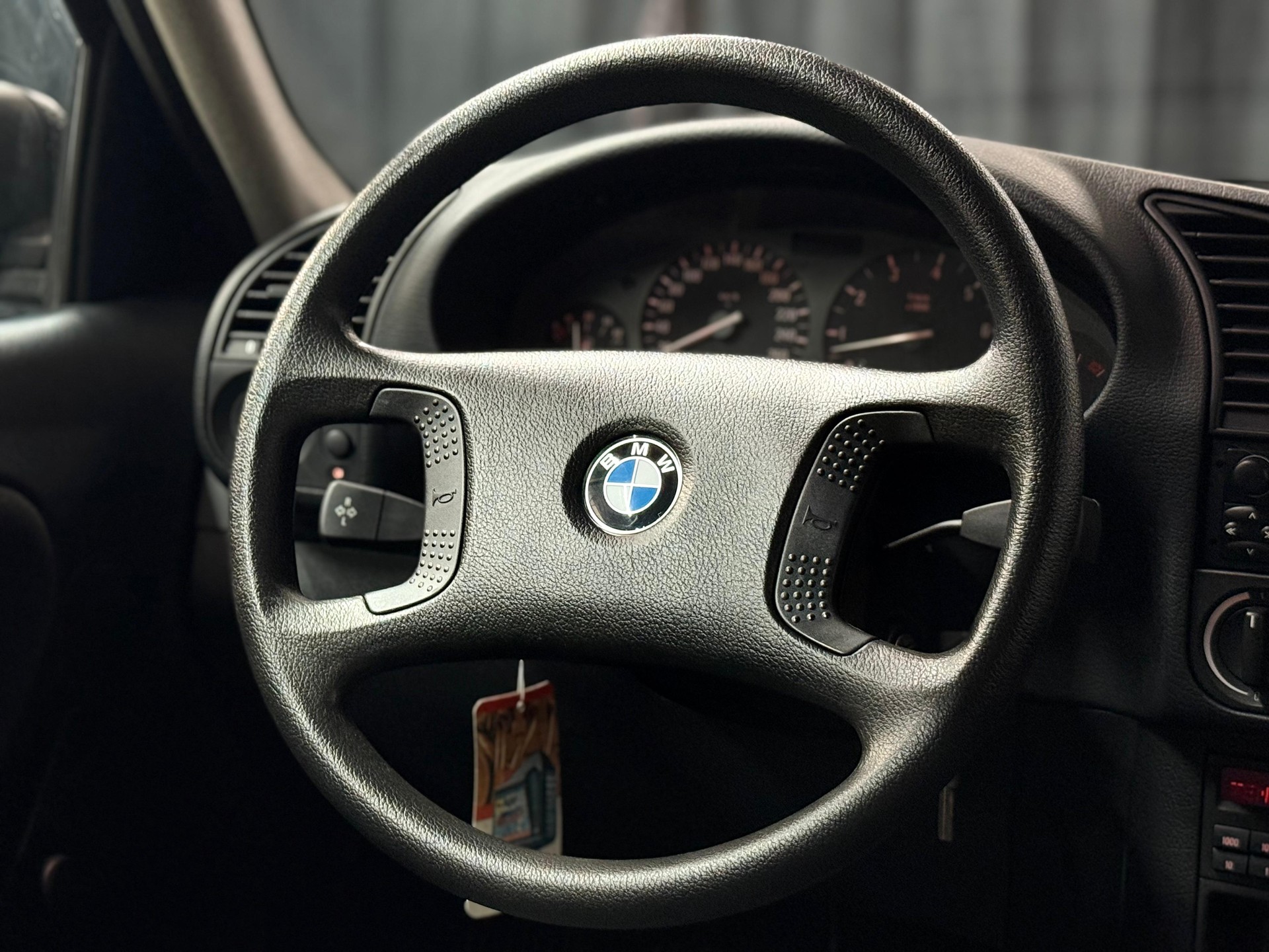 BMW 320i A ABS *Veteranenfahrzeug *Aus erster Hand * Stets bei BMW gewartet* hat immer in der Garage gestanden.-image-15