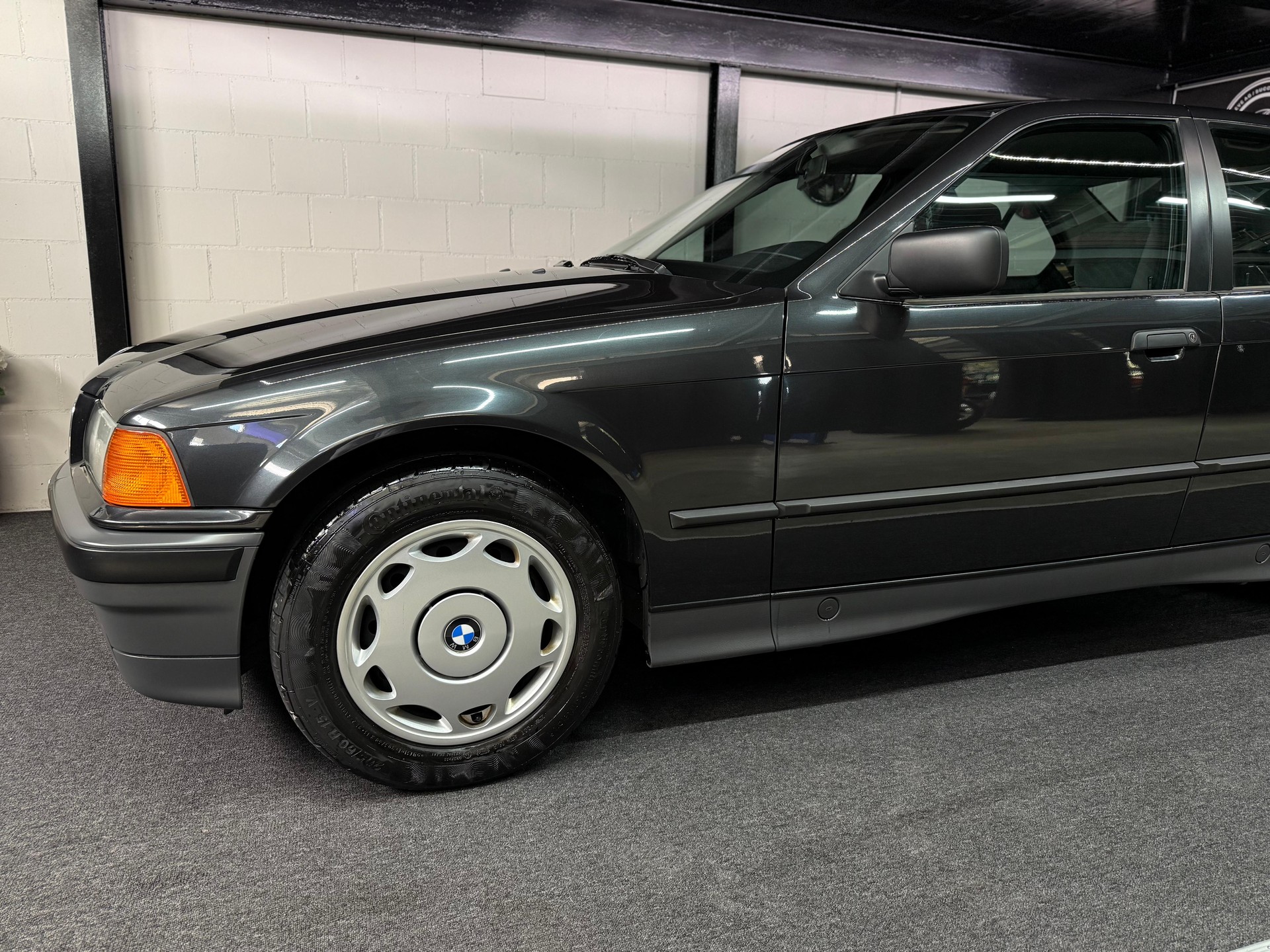 BMW 320i A ABS *Veteranenfahrzeug *Aus erster Hand * Stets bei BMW gewartet* hat immer in der Garage gestanden.-image-10