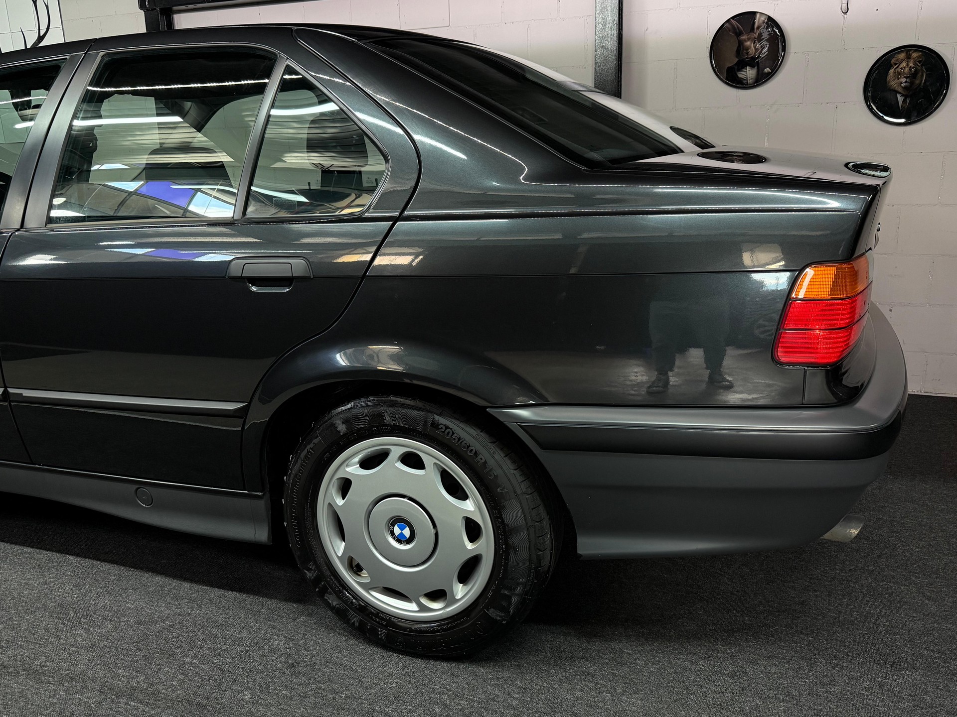 BMW 320i A ABS *Veteranenfahrzeug *Aus erster Hand * Stets bei BMW gewartet* hat immer in der Garage gestanden.-image-9