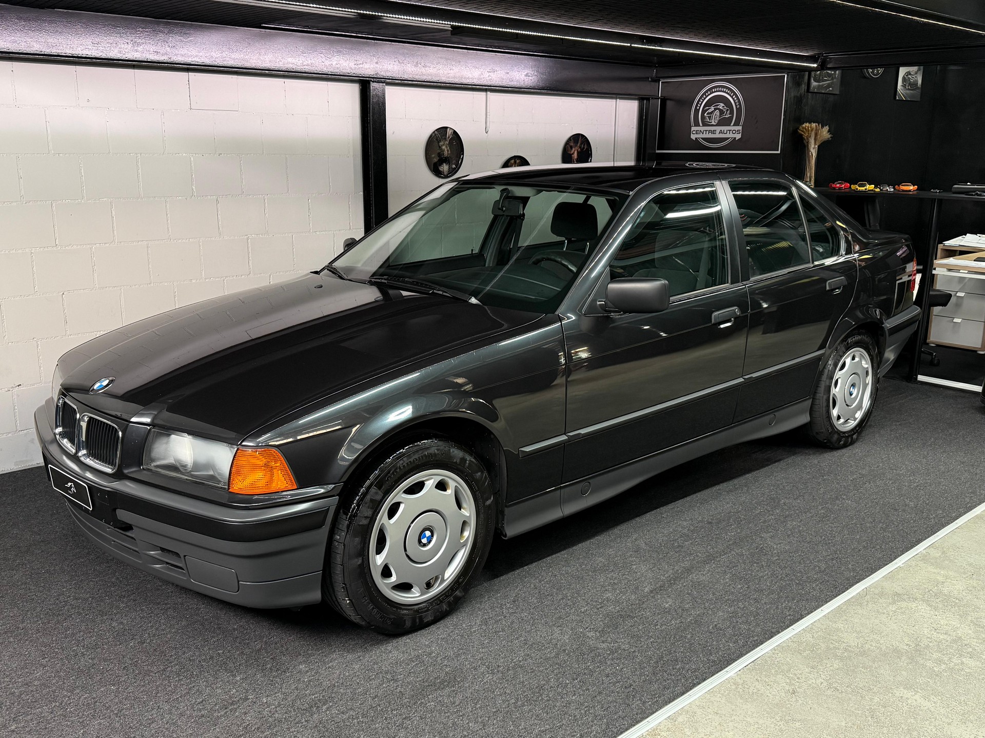 BMW 320i A ABS *Veteranenfahrzeug *Aus erster Hand * Stets bei BMW gewartet* hat immer in der Garage gestanden.-image-1