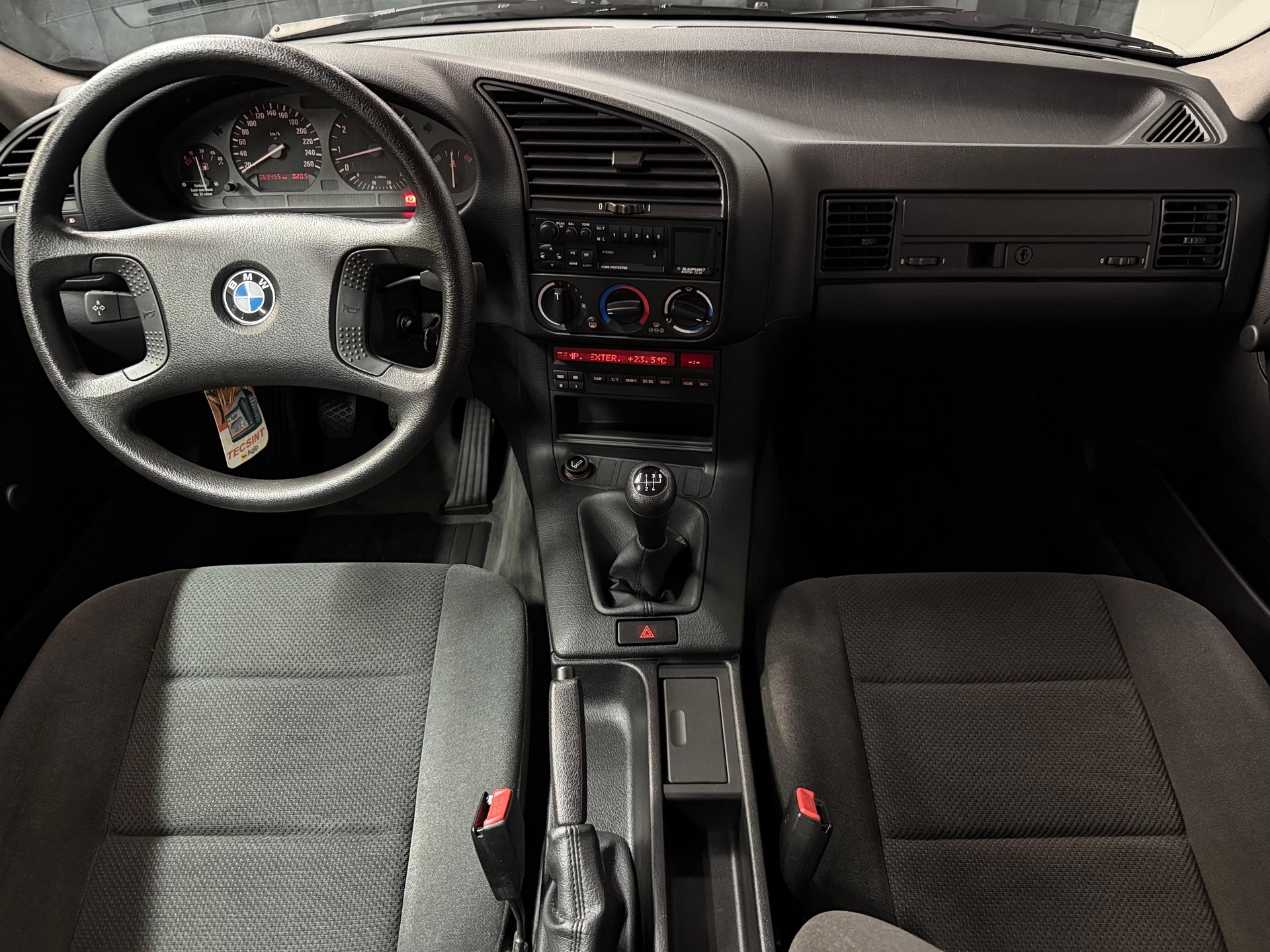 BMW 320i A ABS *Veteranenfahrzeug *Aus erster Hand * Stets bei BMW gewartet* hat immer in der Garage gestanden.-image-16