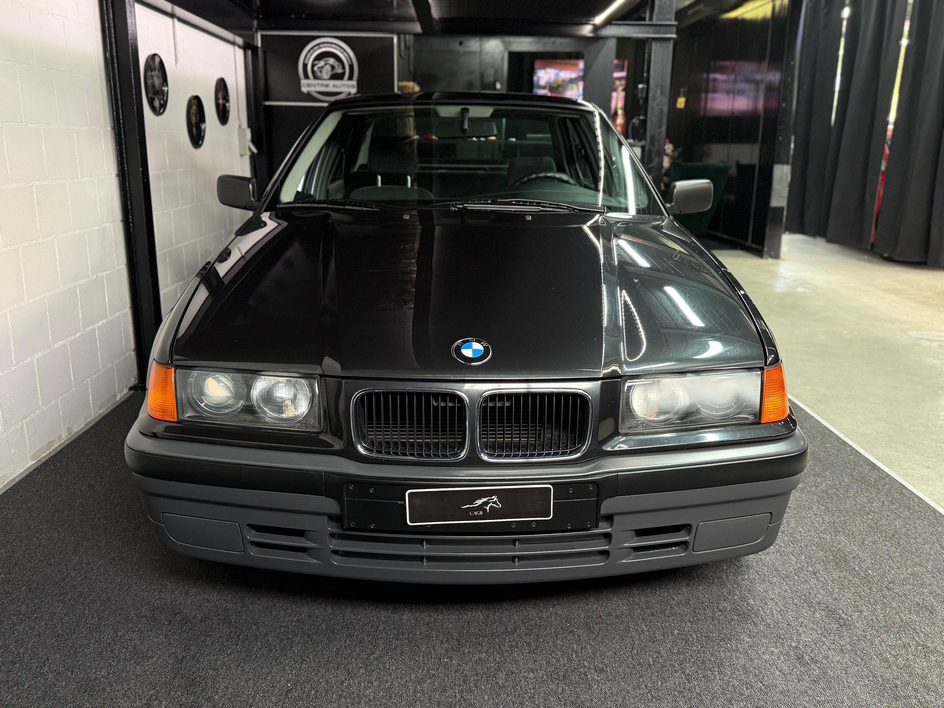 BMW 320i A ABS *Veteranenfahrzeug *Aus erster Hand * Stets bei BMW gewartet* hat immer in der Garage gestanden.-image-2