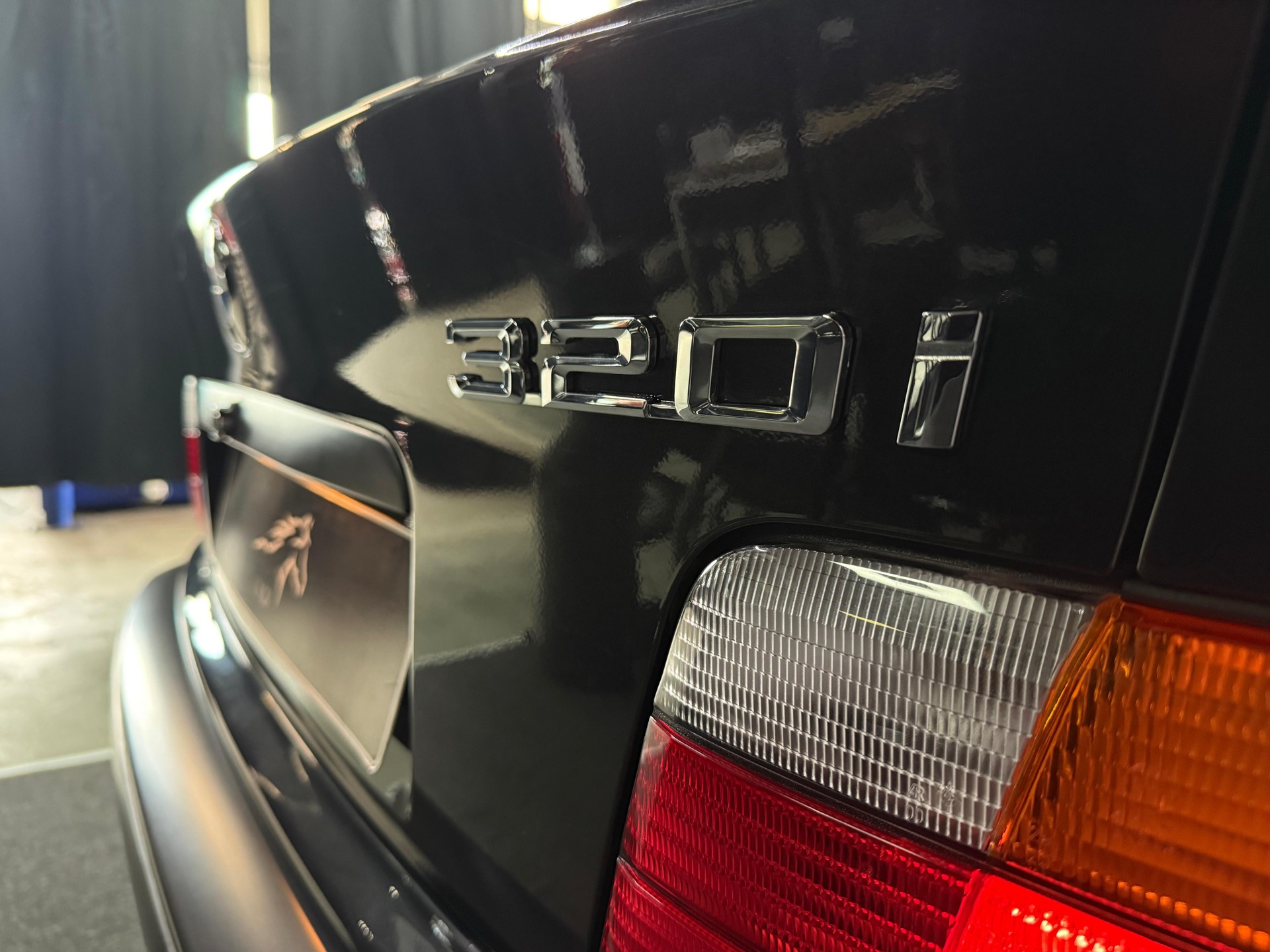 BMW 320i A ABS *Veteranenfahrzeug *Aus erster Hand * Stets bei BMW gewartet* hat immer in der Garage gestanden.-image-6