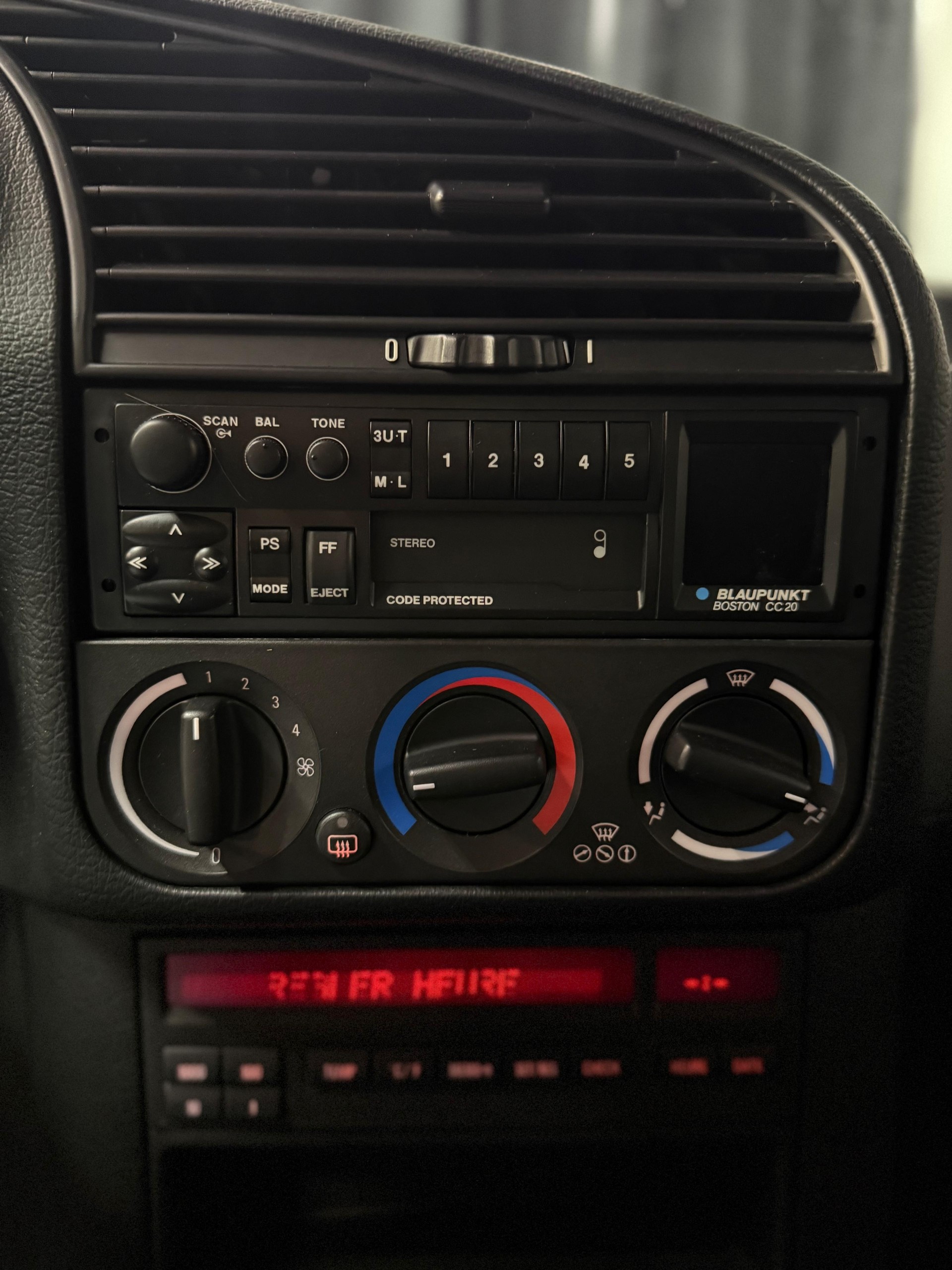 BMW 320i A ABS *Veteranenfahrzeug *Aus erster Hand * Stets bei BMW gewartet* hat immer in der Garage gestanden.-image-22