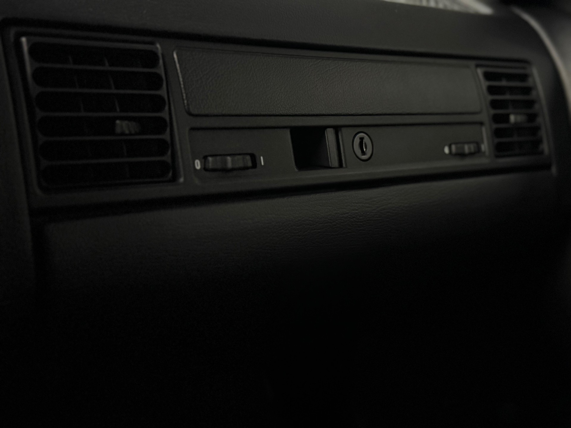BMW 320i A ABS *Veteranenfahrzeug *Aus erster Hand * Stets bei BMW gewartet* hat immer in der Garage gestanden.-image-23