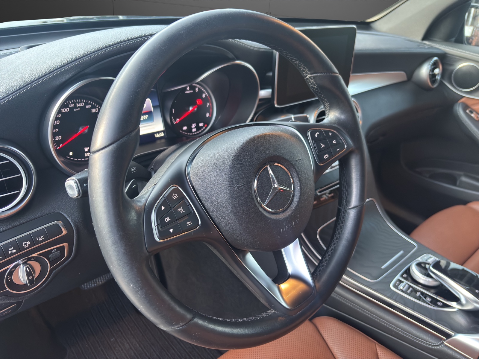 MERCEDES-BENZ GLC 250 AMG Line 4Matic 9G-Tronic-image-4