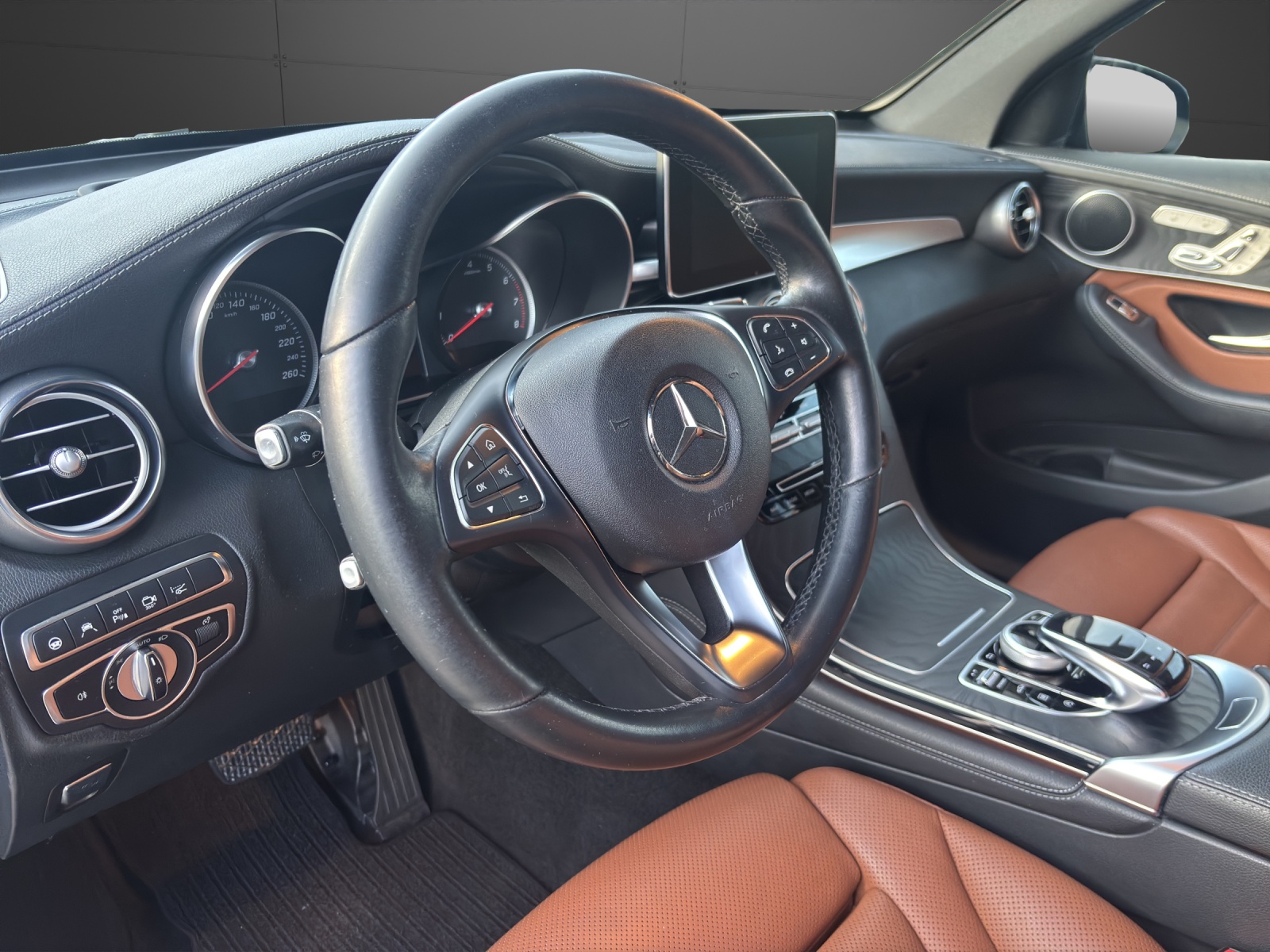 MERCEDES-BENZ GLC 250 AMG Line 4Matic 9G-Tronic-image-3