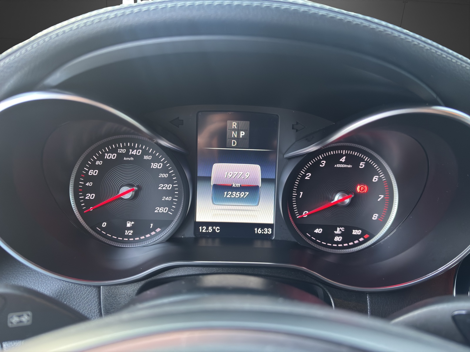 MERCEDES-BENZ GLC 250 AMG Line 4Matic 9G-Tronic-image-5
