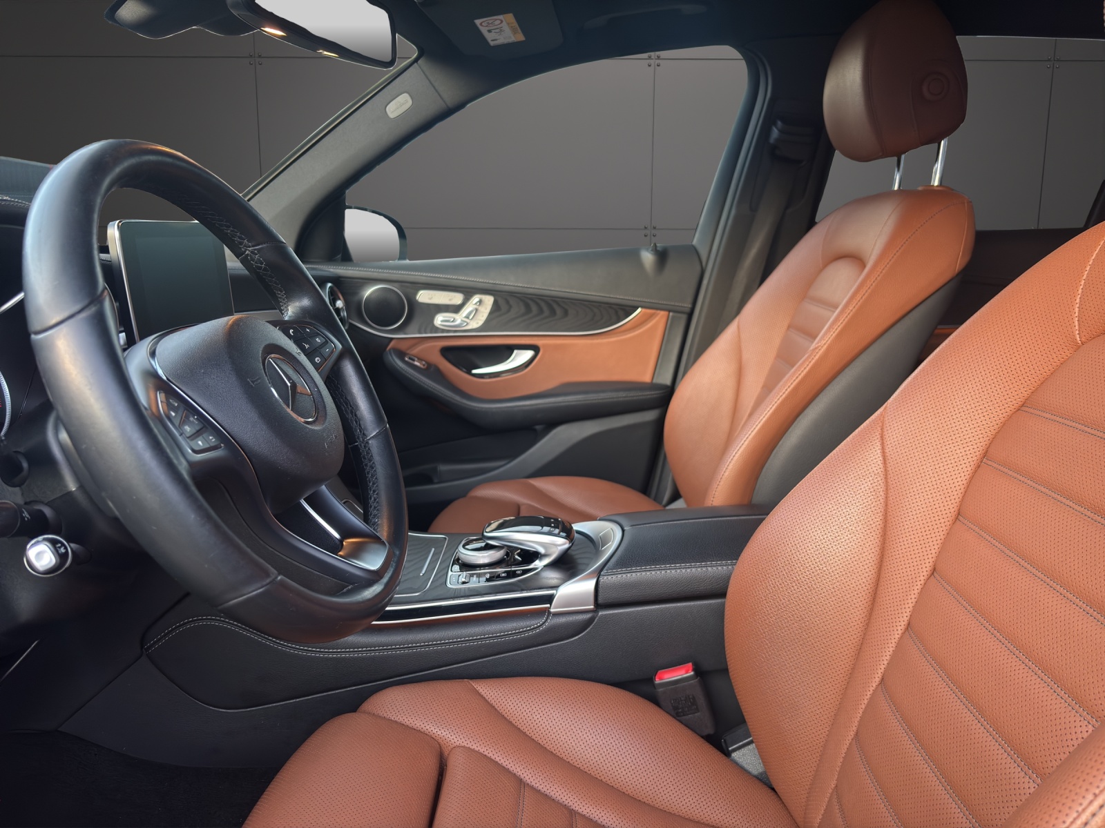 MERCEDES-BENZ GLC 250 AMG Line 4Matic 9G-Tronic-image-2