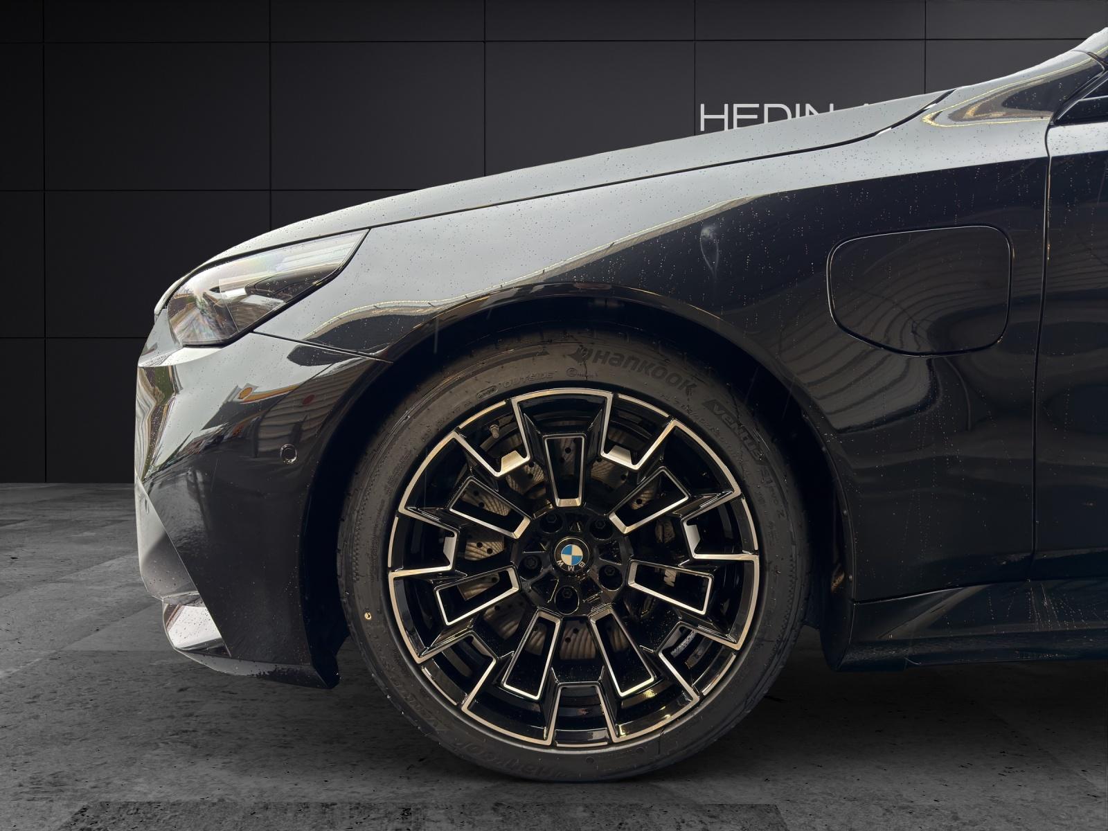 BMW M5 xDrive Touring-image-4