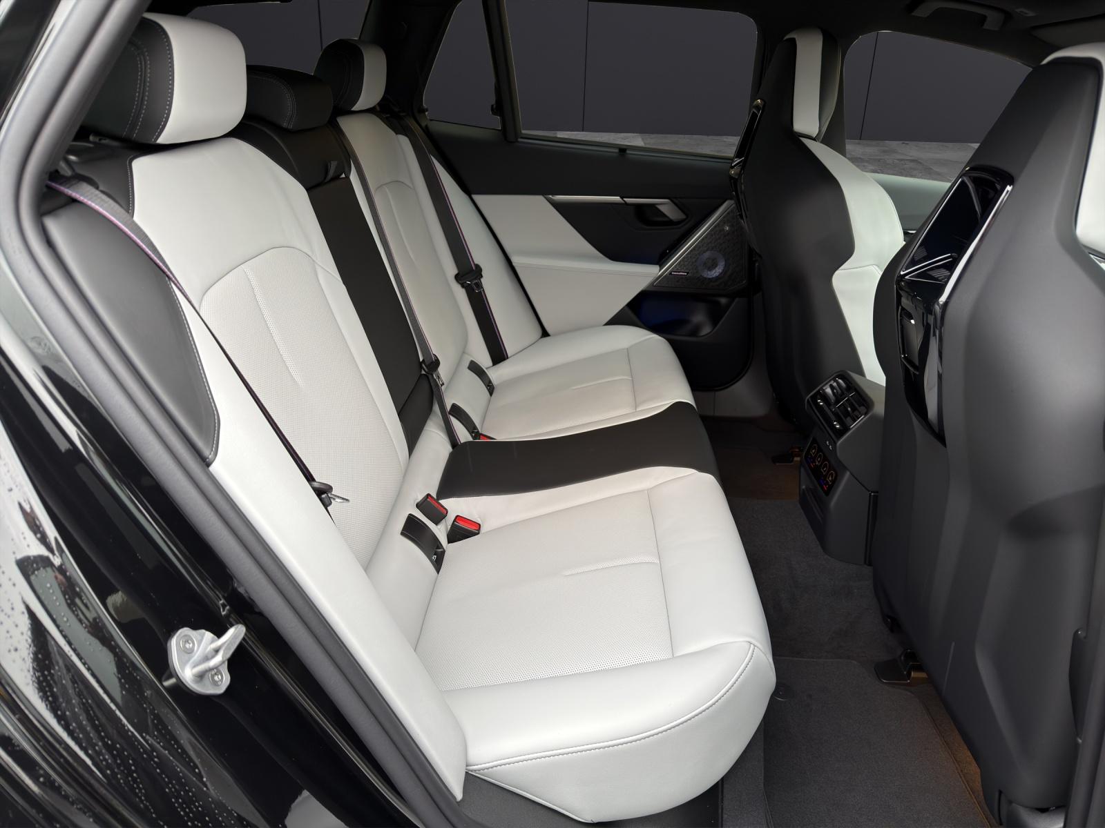 BMW M5 xDrive Touring-image-13