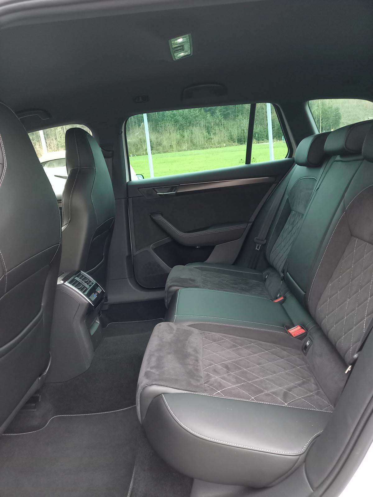 SKODA Superb Combi 2.0 TDi SportLine 4x4 DSG-image-13