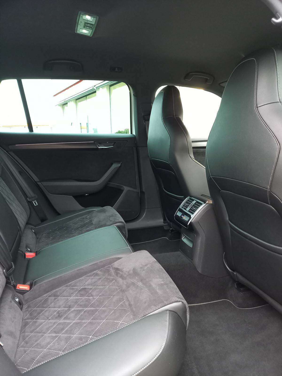 SKODA Superb Combi 2.0 TDi SportLine 4x4 DSG-image-12