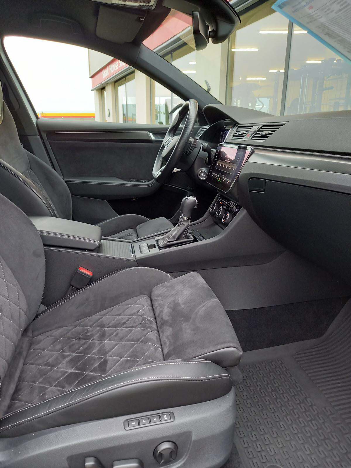 SKODA Superb Combi 2.0 TDi SportLine 4x4 DSG-image-9