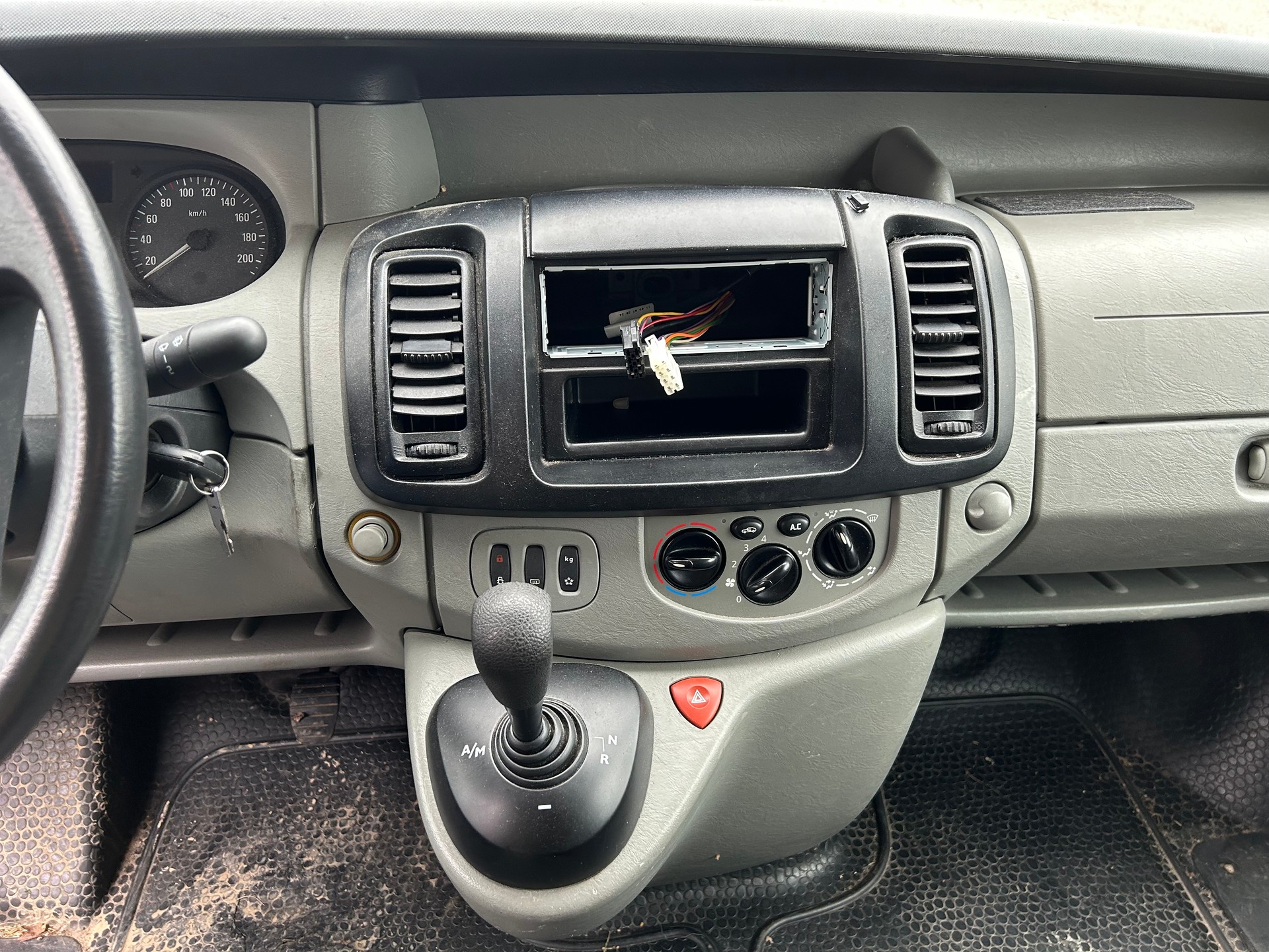OPEL Vivaro Life 2.5CDTI 2.7t L1H1-image-10