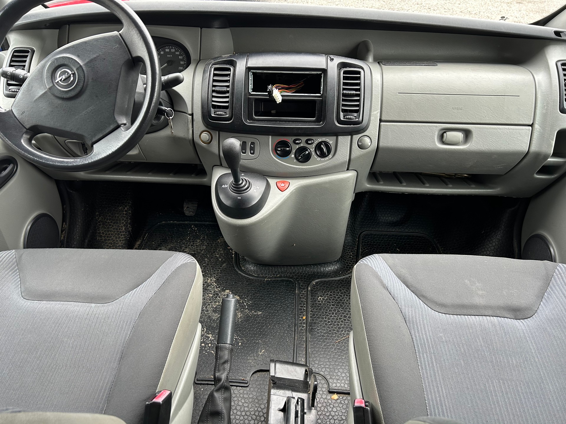 OPEL Vivaro Life 2.5CDTI 2.7t L1H1-image-11