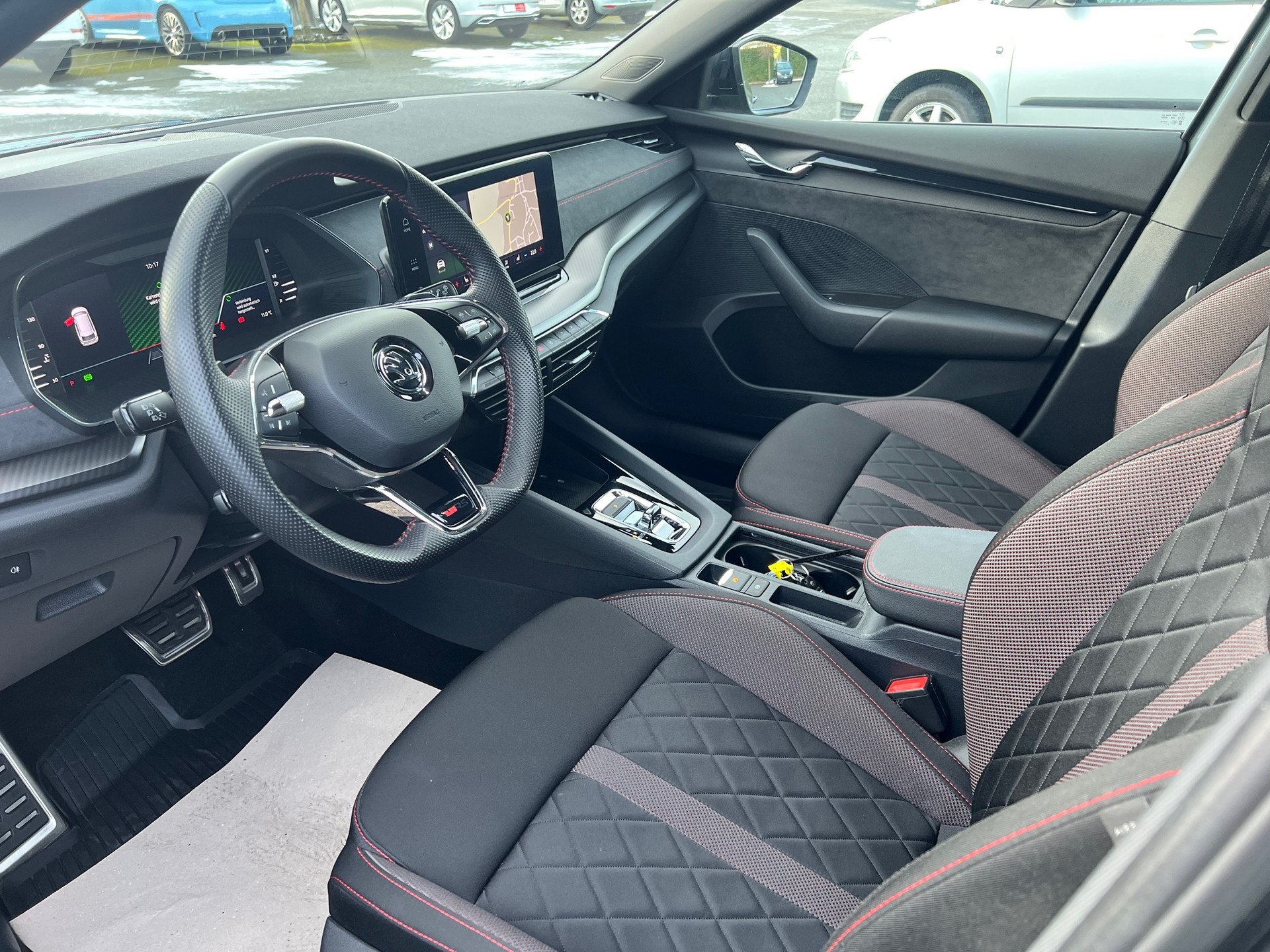 SKODA Octavia Combi 2.0 TSI DSG RS-image-7