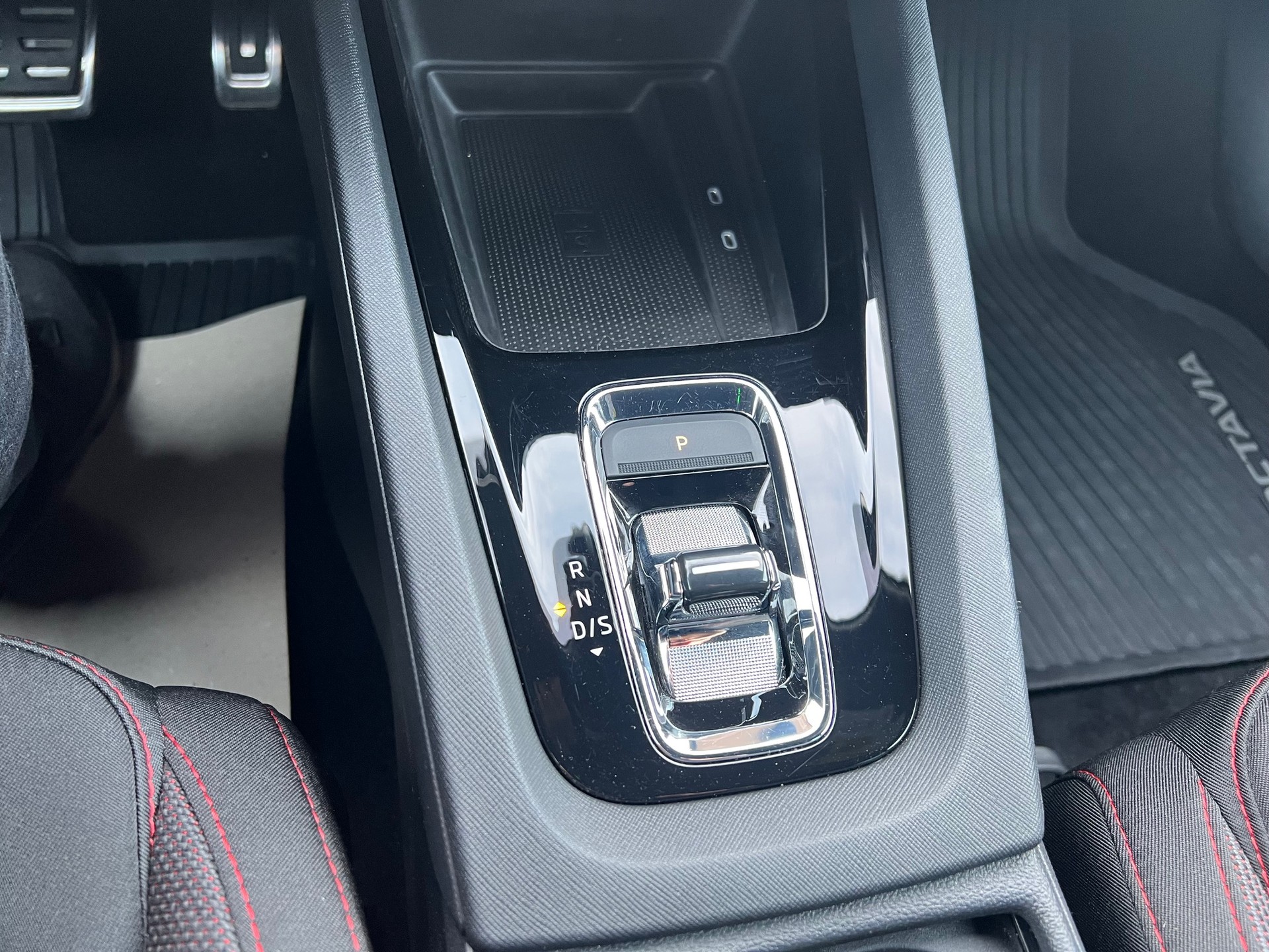 SKODA Octavia Combi 2.0 TSI DSG RS-image-11