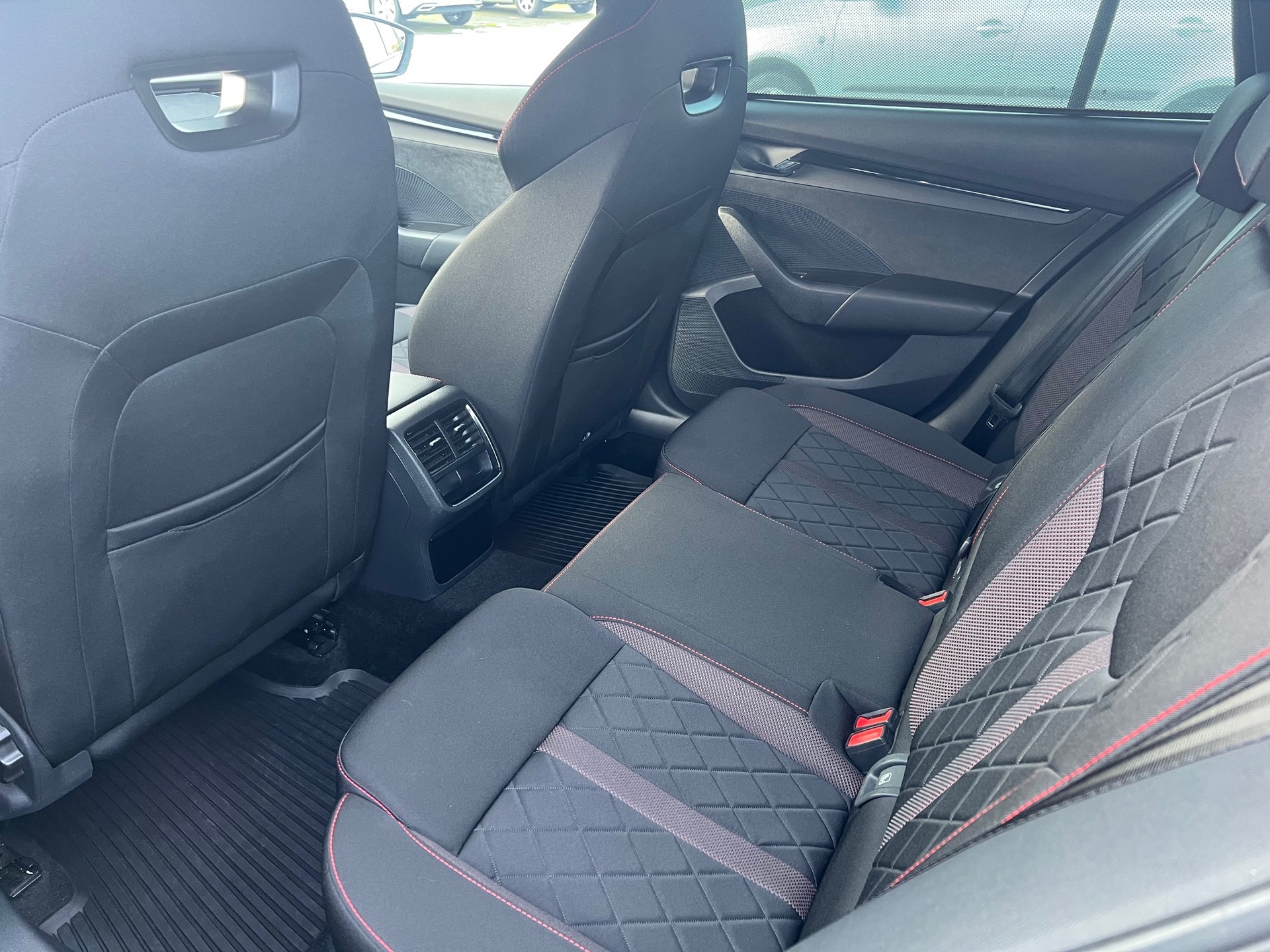 SKODA Octavia Combi 2.0 TSI DSG RS-image-5