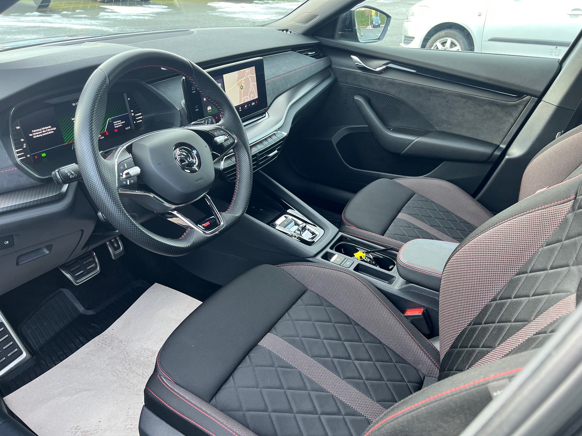 SKODA Octavia Combi 2.0 TSI DSG RS-image-6