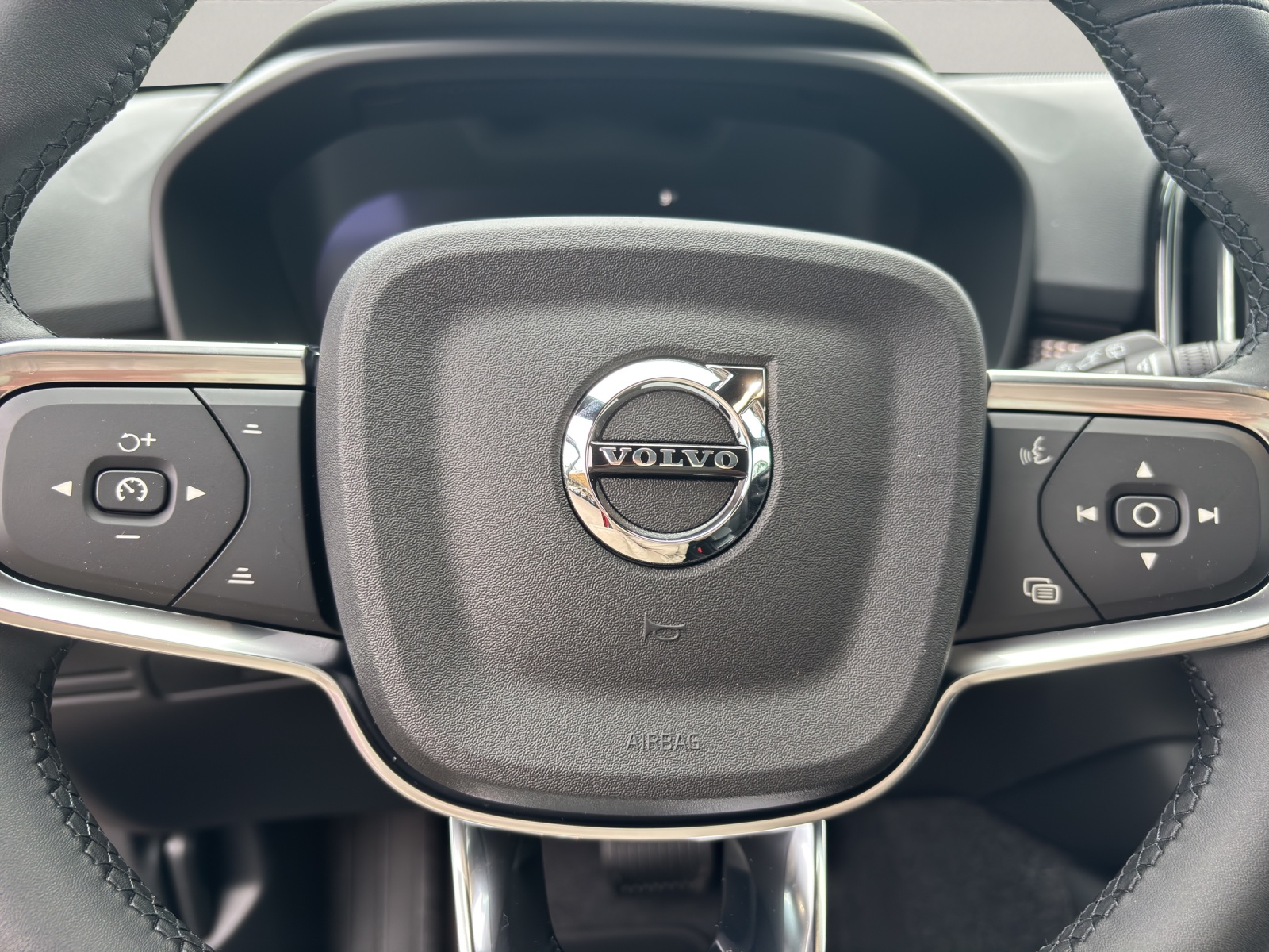 VOLVO XC40 2.0 B4 MH Ultra Dark-image-8