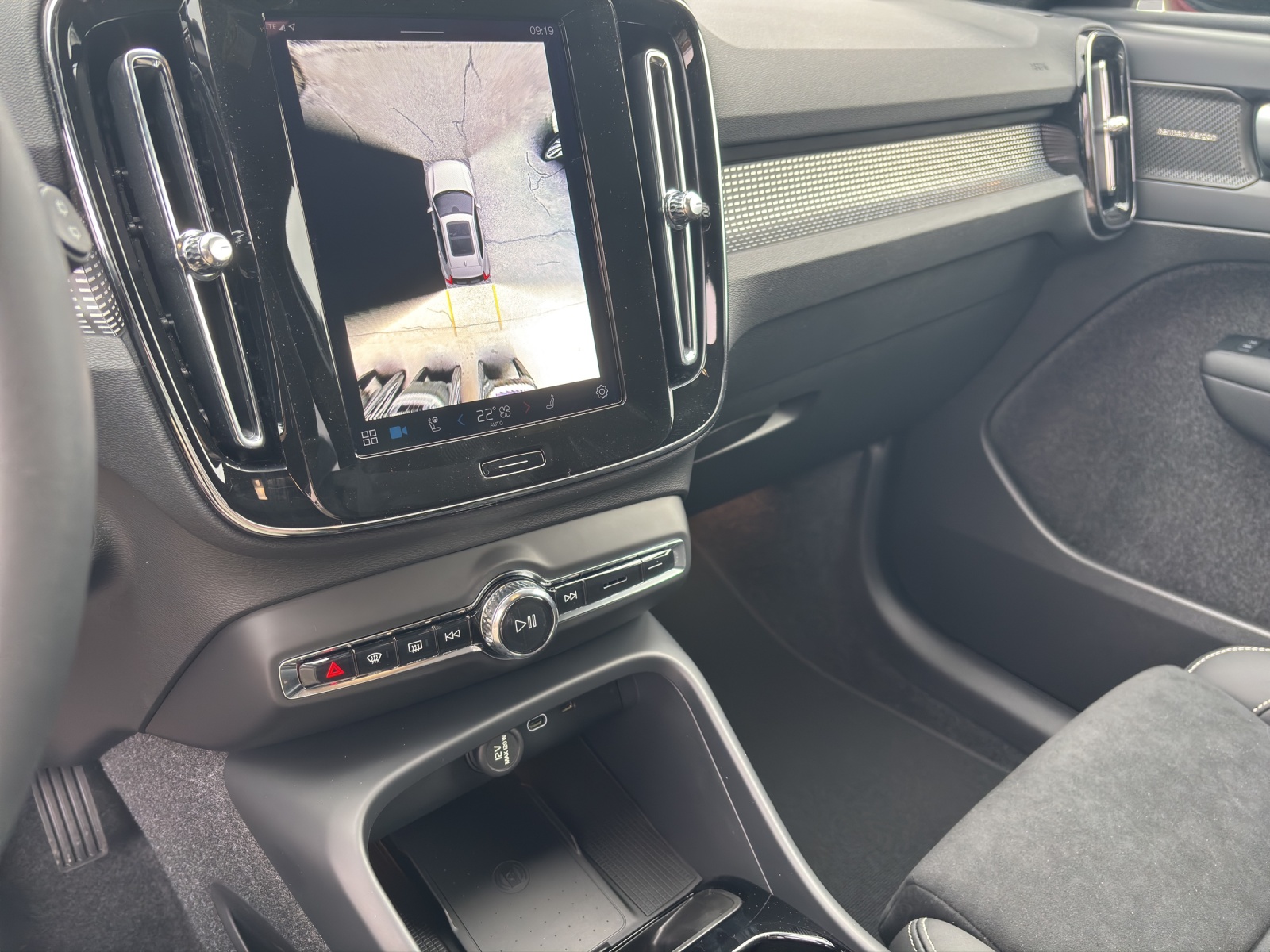 VOLVO XC40 2.0 B4 MH Ultra Dark-image-2