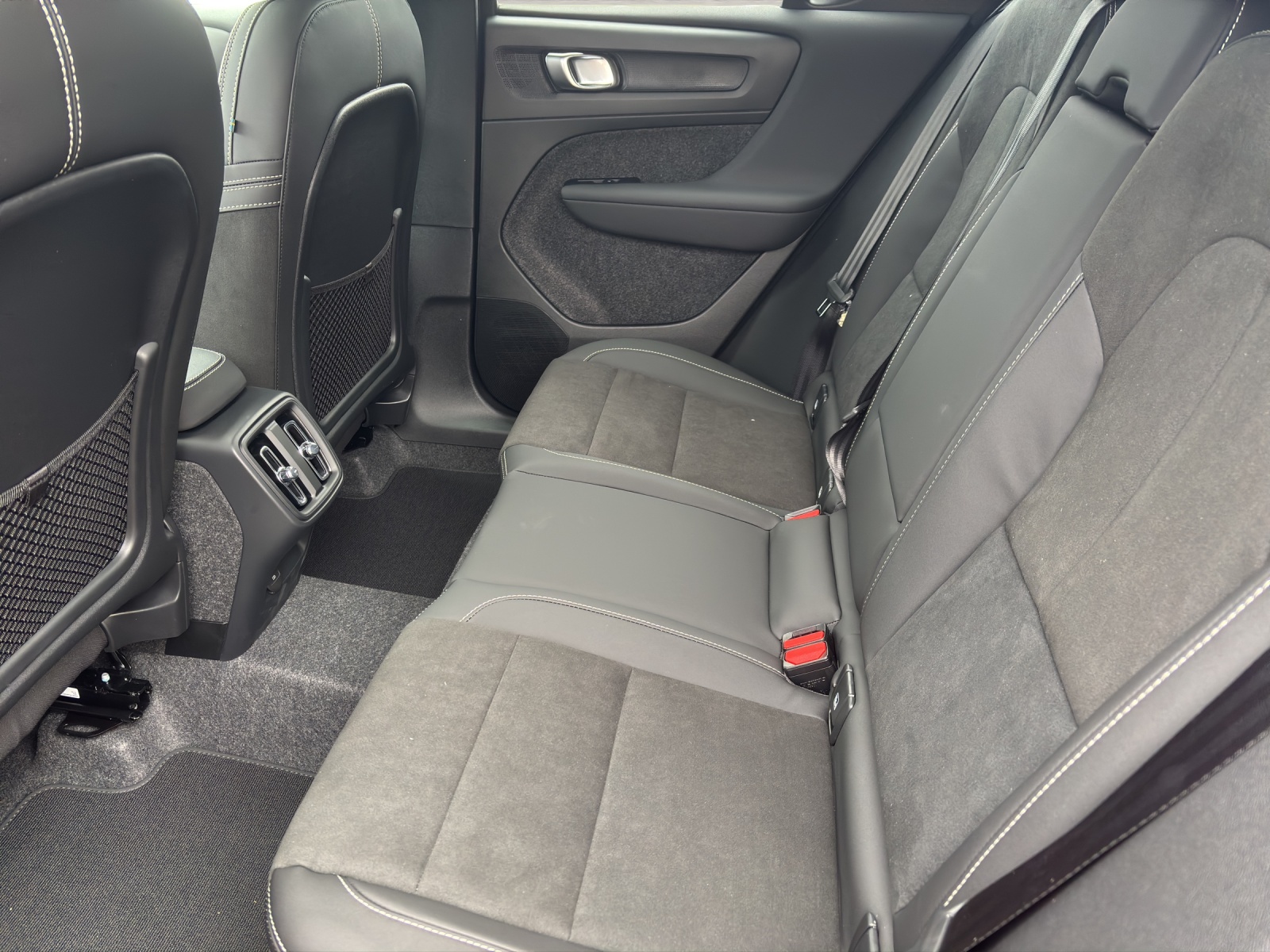 VOLVO XC40 2.0 B4 MH Ultra Dark-image-10