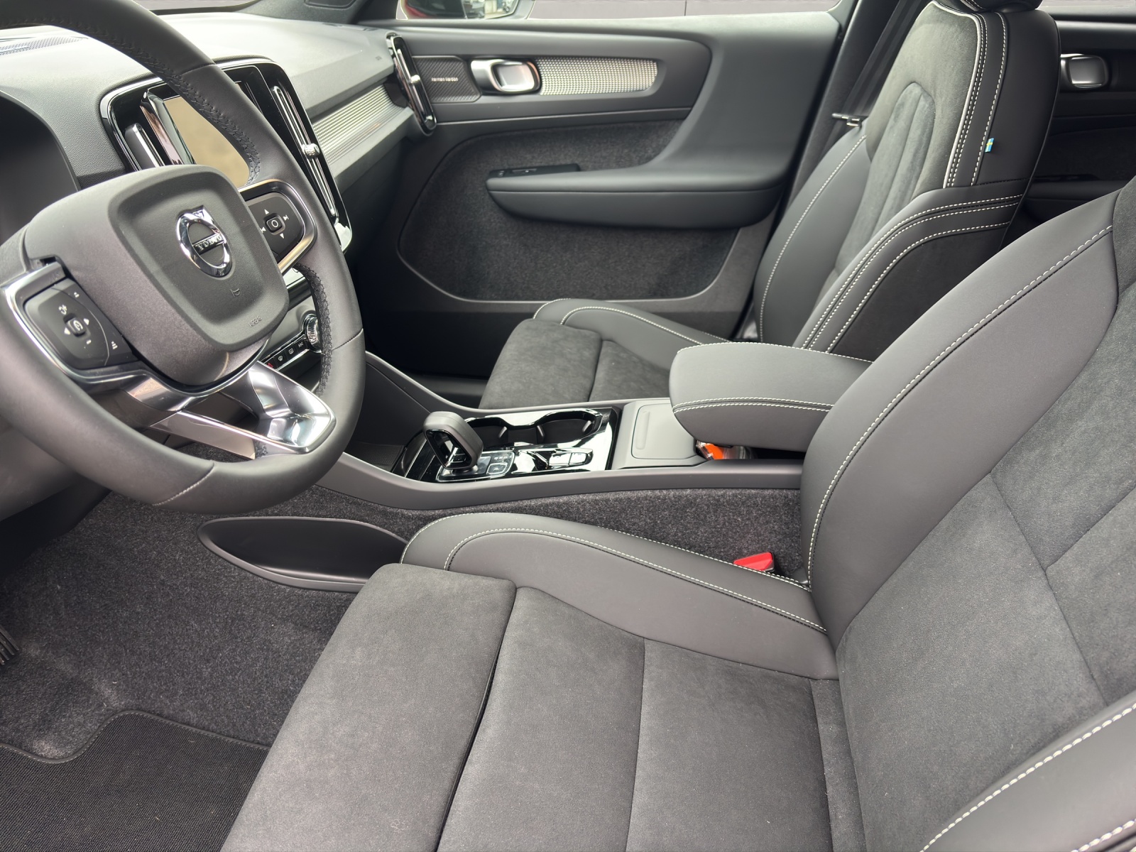 VOLVO XC40 2.0 B4 MH Ultra Dark-image-4