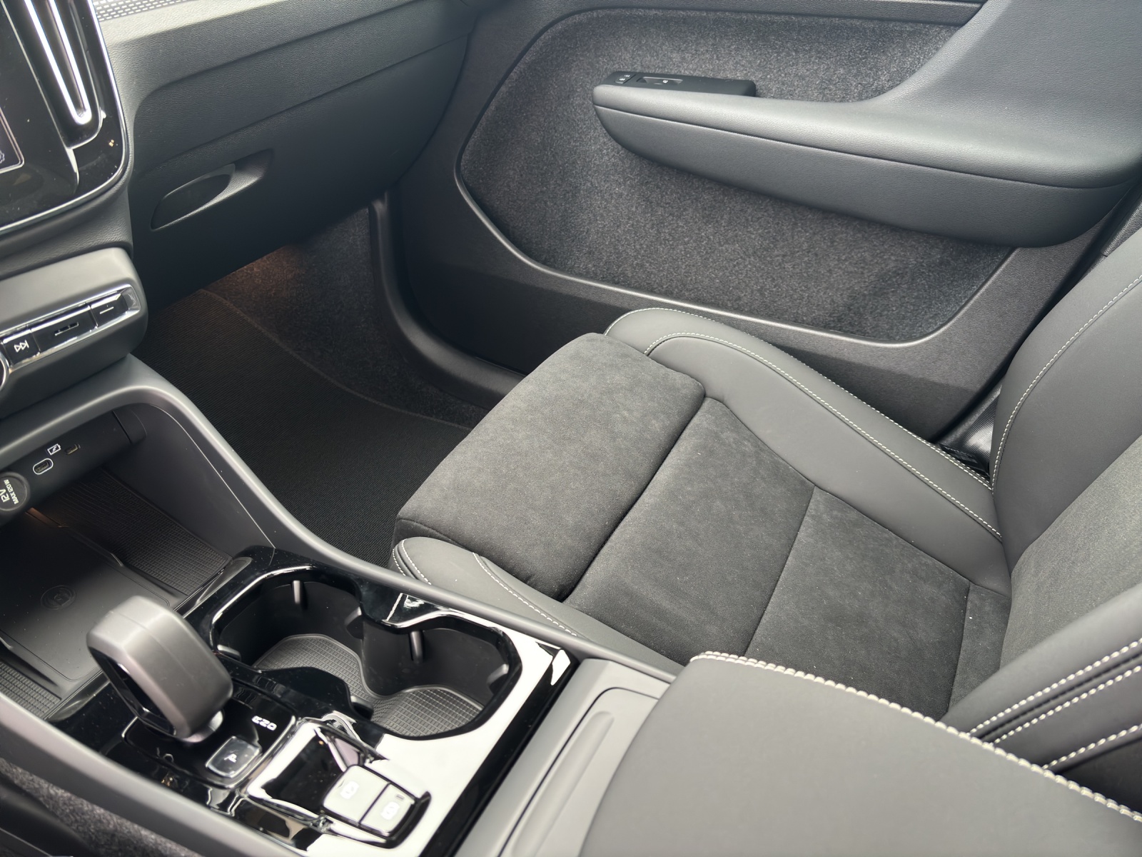 VOLVO XC40 2.0 B4 MH Ultra Dark-image-1